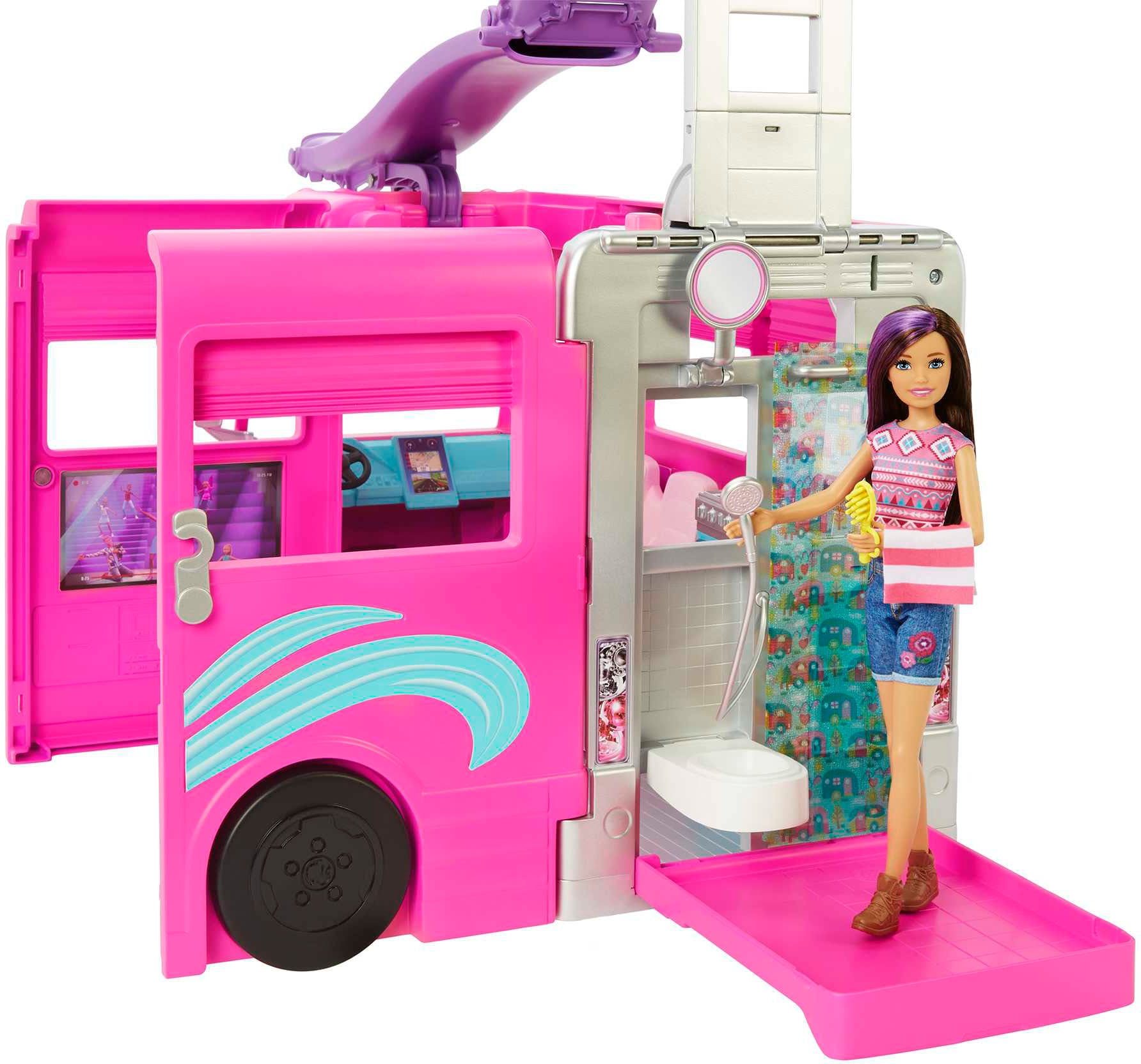 Barbie Spielzeug-Auto »Super Abenteuer-Camper«, mit Pool, Rutsche und über  60 Zubehörteilen bei