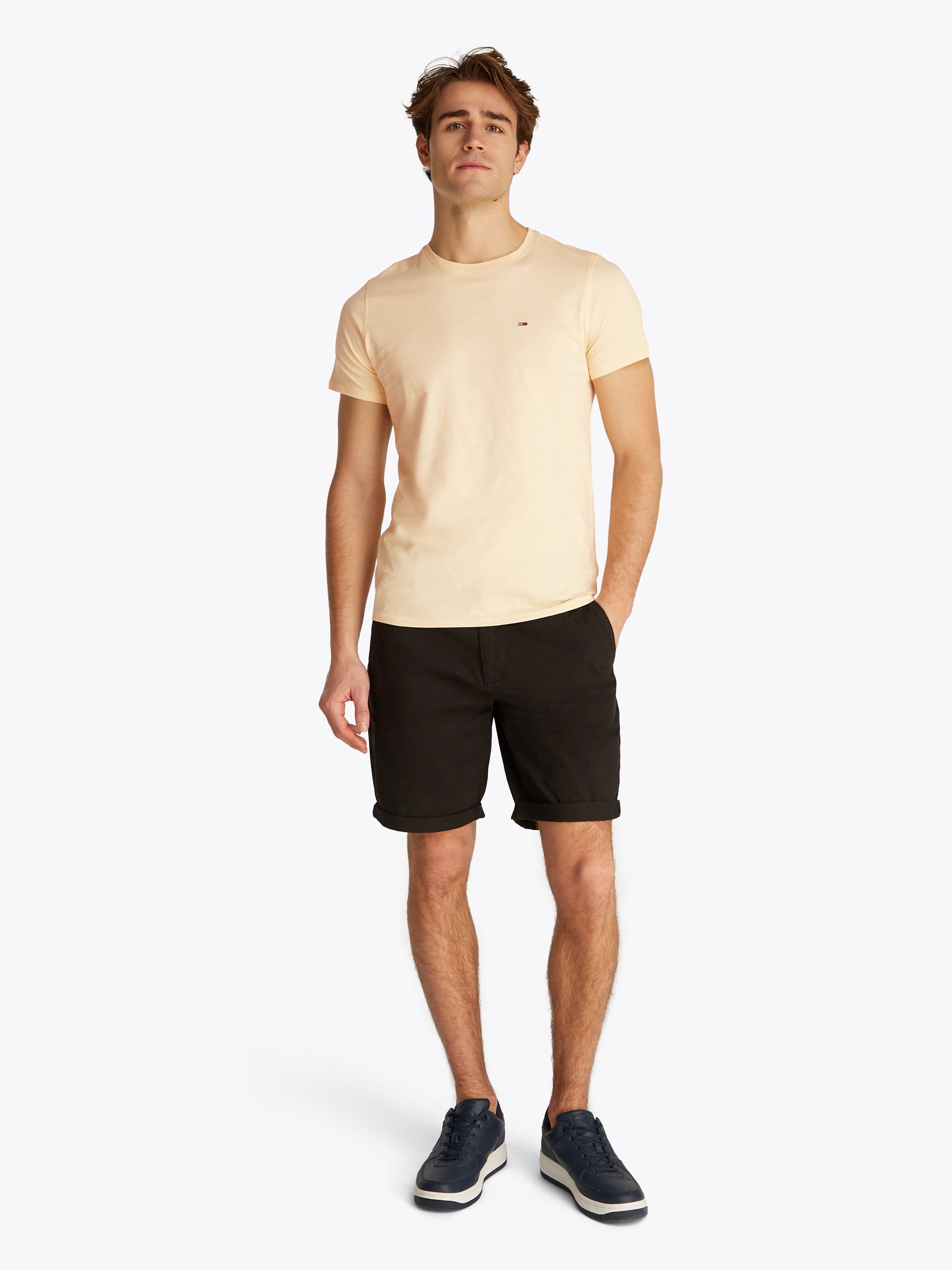 Tommy Jeans T-Shirt »TJM ESSENTIAL SOLID TEE«, mit Rundhalsausschnitt und dezenter Logo-Flag