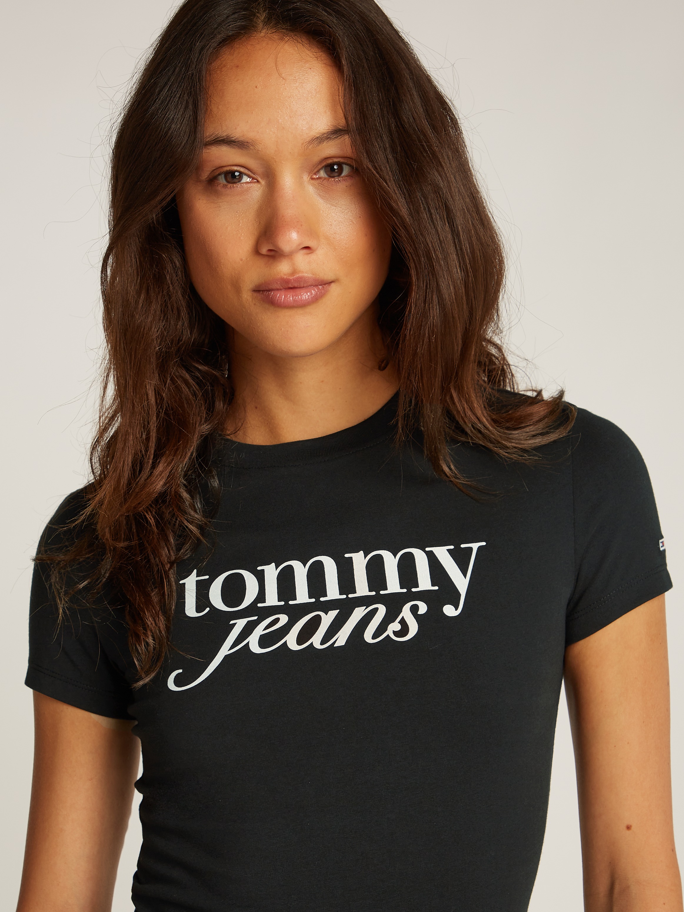 Tommy Jeans Curve Rundhalsshirt »Shirt TJW SLIM ESSENTIAL«, in Großen Größen, Logo-Print auf Brusthöhe, mit Logostickerei
