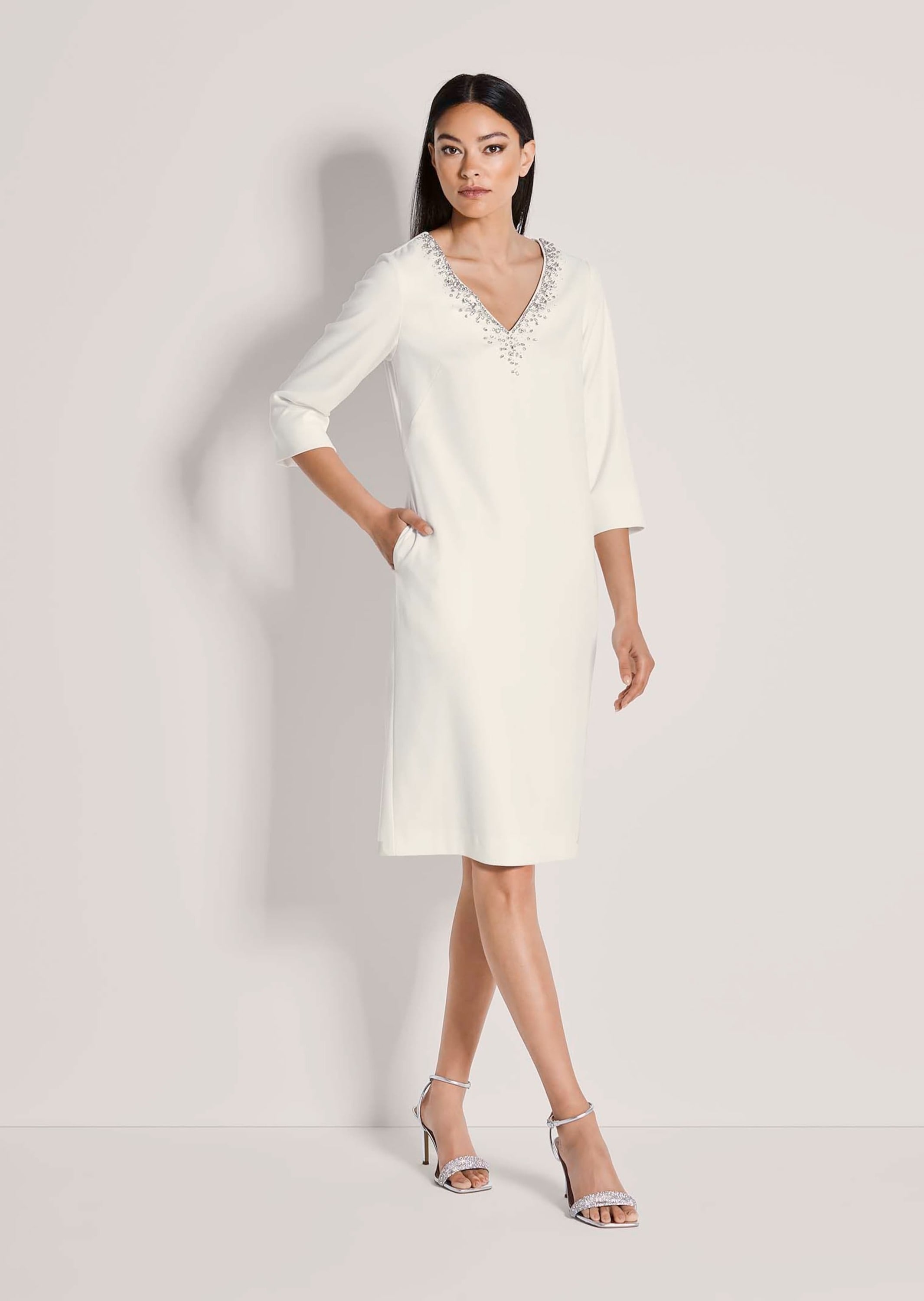 MADELEINE Etuikleid »Etuikleid Businesskleid mit Strass-Details« Kleid mit V-Ausschnitt und kleinen Schlitz