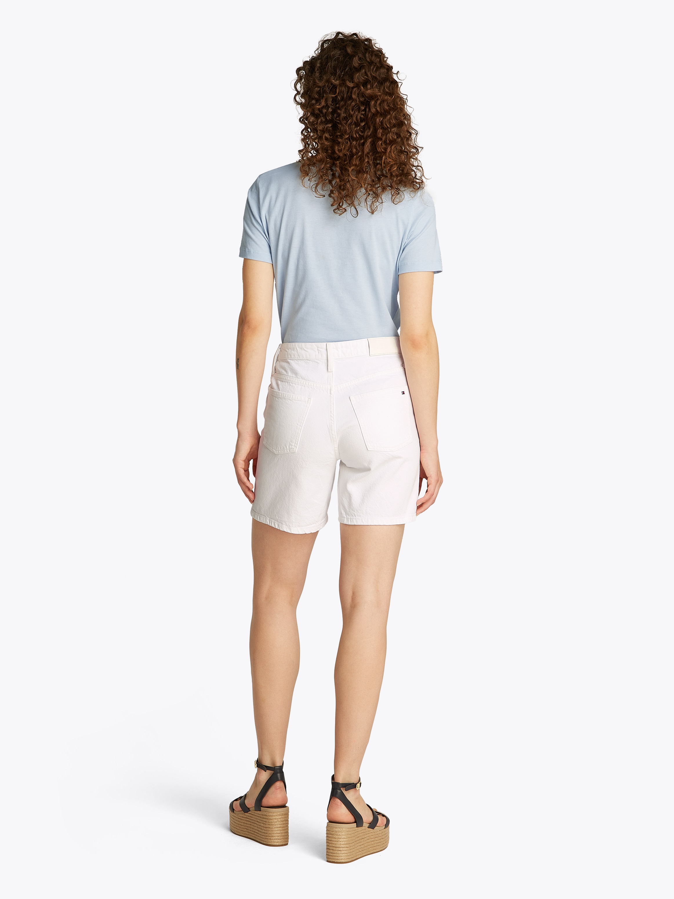 Tommy Hilfiger Shorts »DNM STRAIGHT SHORT RW WHITE«, mit Logo-Badge