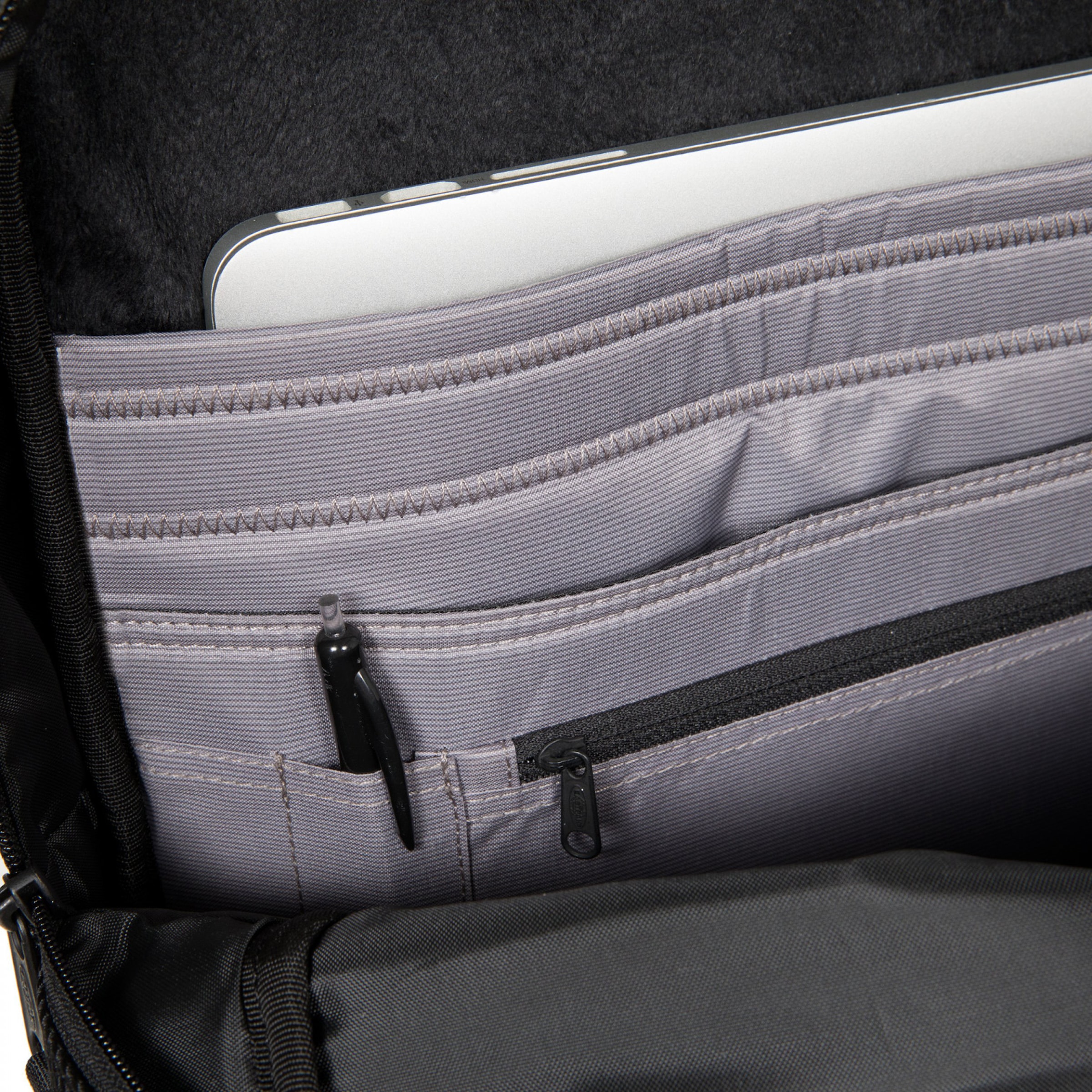 M«, Standard) Eastpak recyceltes bei Material ♕ »TECUM (Global Laptoprucksack Recycled enthält