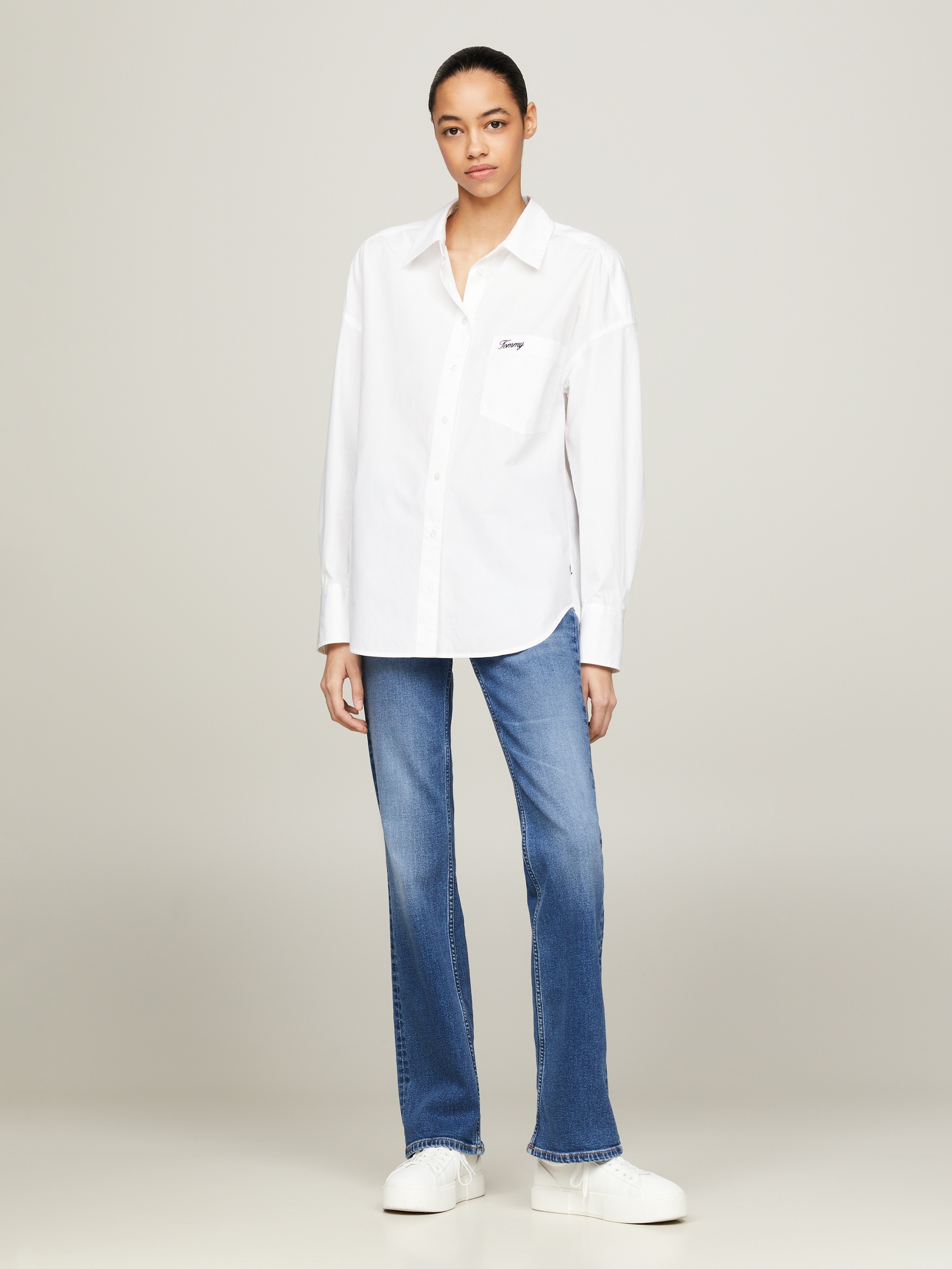 Tommy Jeans Blusentop »TJW SP OVR SCRIPT SHIRT EXT«, Mit Tommy Jeans Logo-Schriftzug