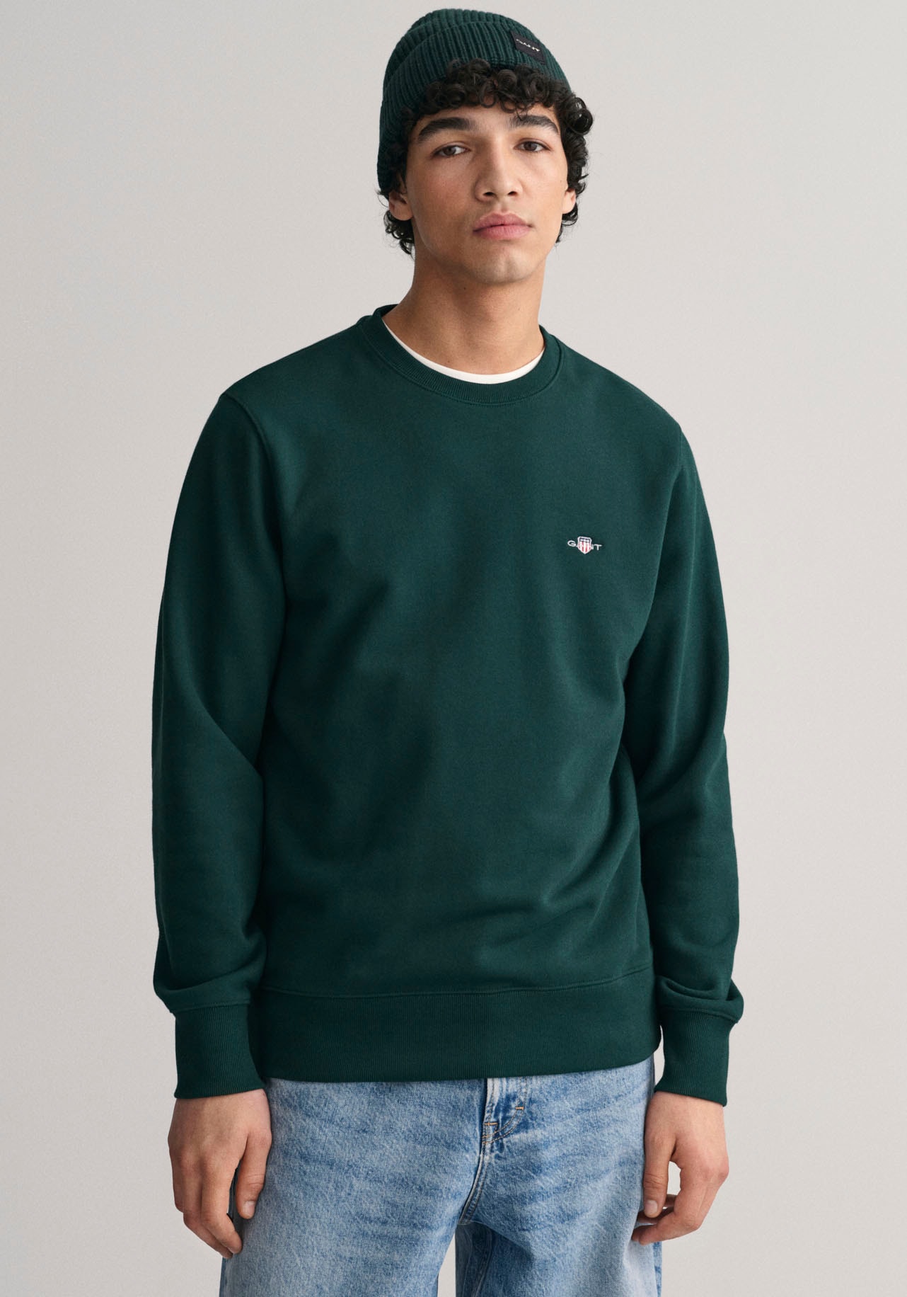 Gant Sweatshirt »REG SHIELD C-NECK SWEAT«, mit Logostickerei auf der Brust  bei ♕