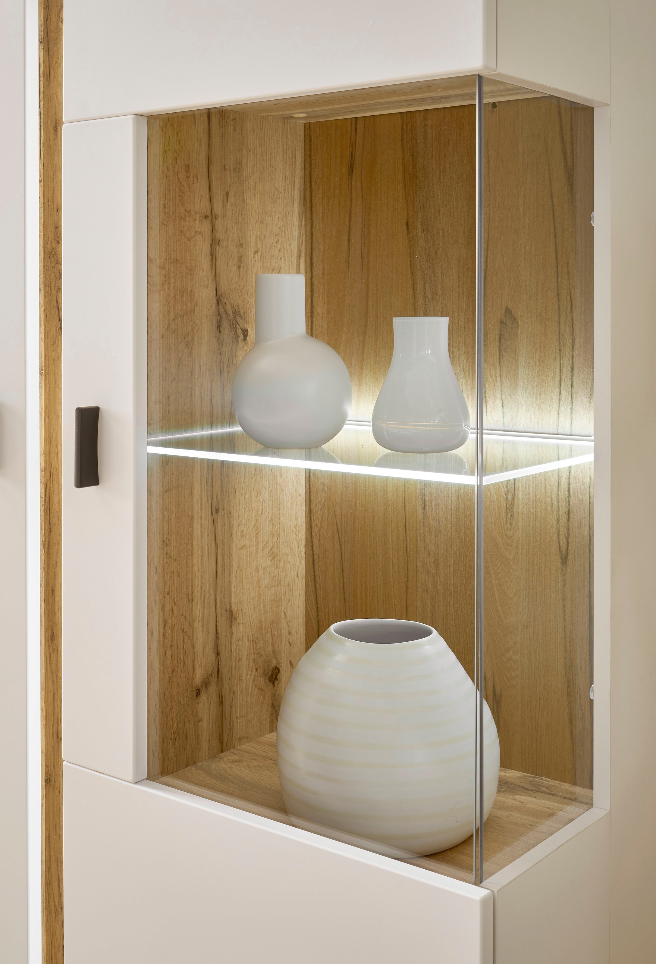 INOSIGN Vitrine »LONG ISLAND, Stauraumvitrine«, (1 St.), in moderner Trendfarbe,inklusive senkrechter Beleuchtung,Breite 80 cm