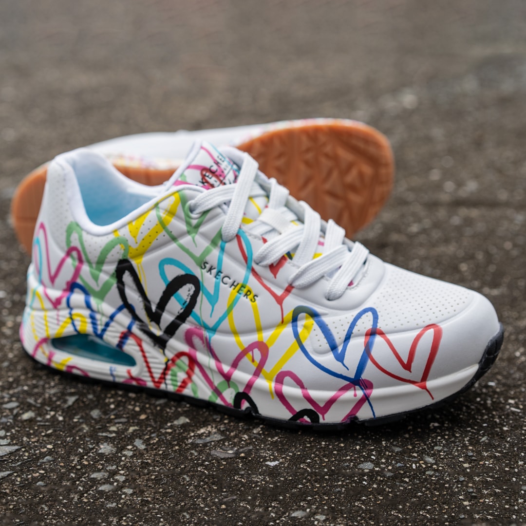 Skechers Wedgesneaker »UNO-SPREAD THE LOVE«, Freizeitschuh, Halbschuh, Schnürschuh mit coolem Graffiti-Print