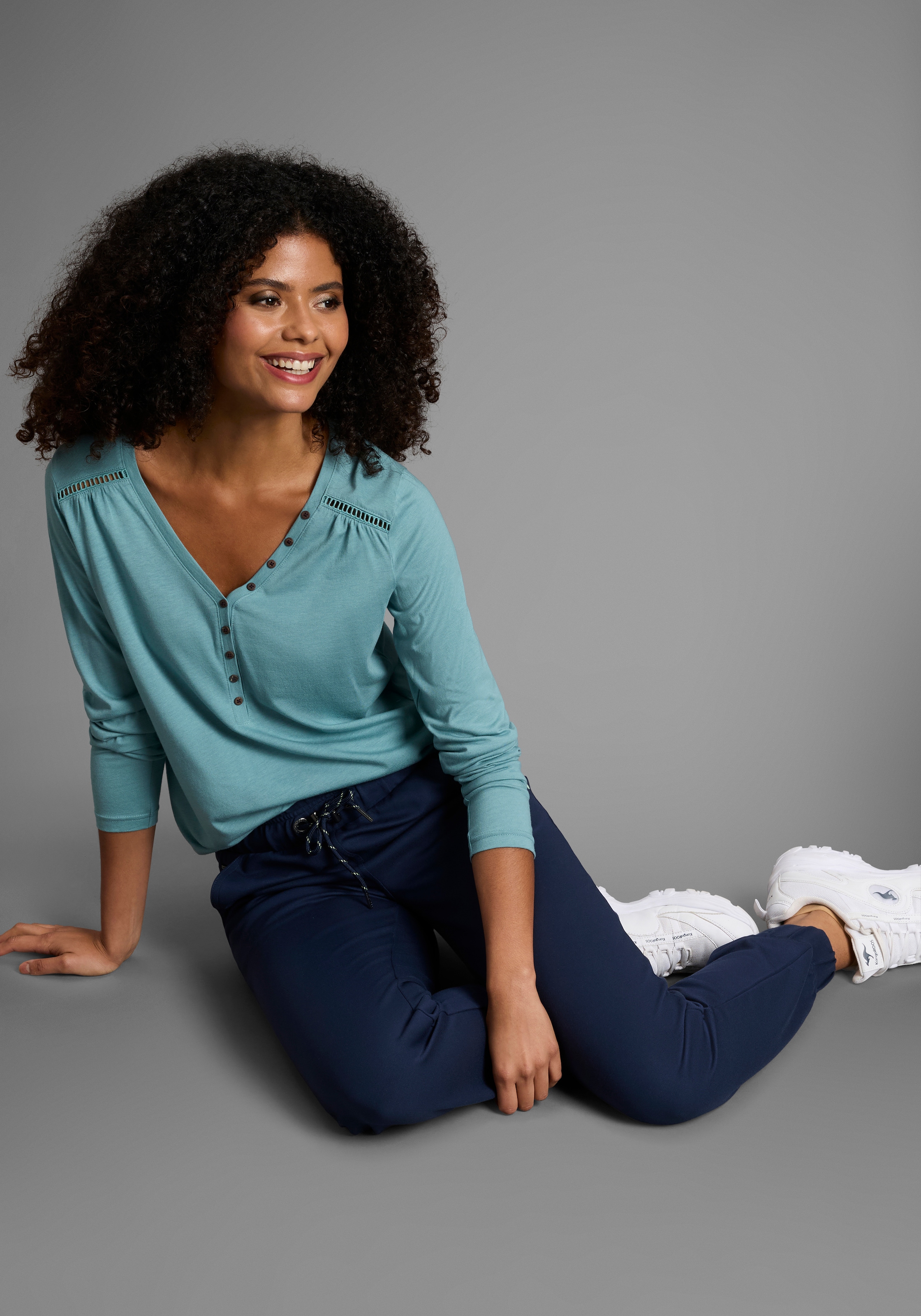 KangaROOS Langarmshirt , mit Knopfleiste und süßen Details
