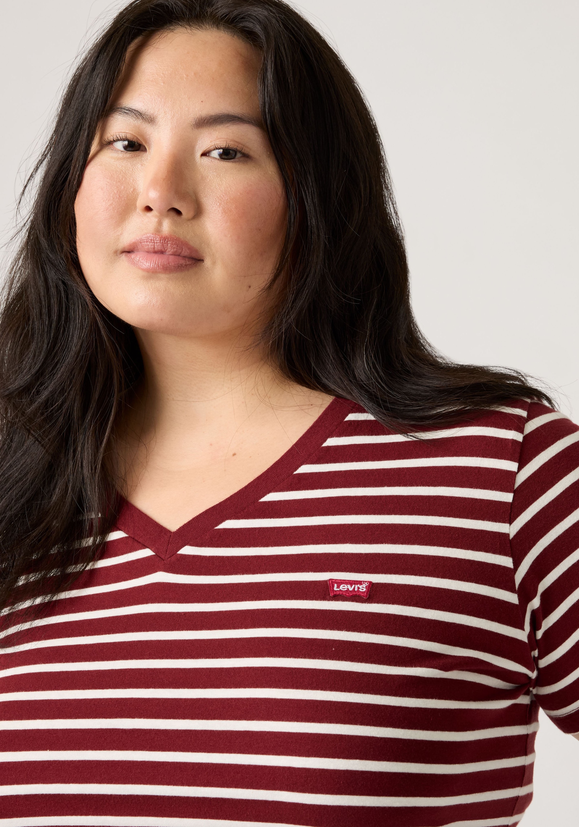Levi's® Plus Kurzarmshirt »V NECK TEE« Gerade geschnittene Passform