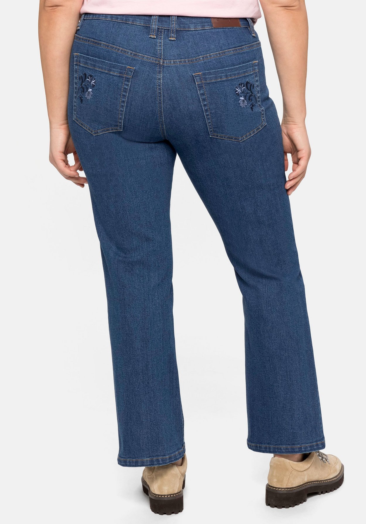 Sheego Bootcut-Jeans »Trachtenjeans im Trachtenlook mit abknöpfbarem Latz«