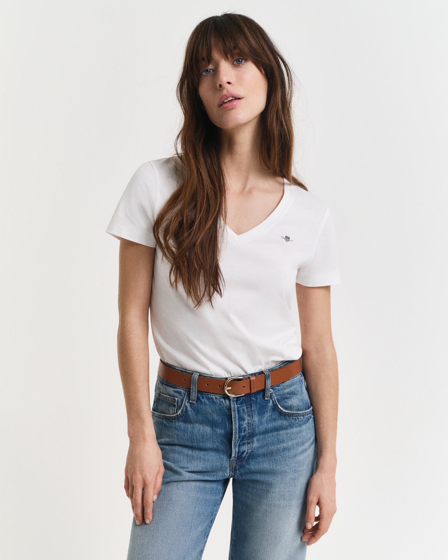 Gant T-Shirt »REG SHIELD KA V-NECK T-SHIRT« mit einer kleinen Logostickerei auf der Brust