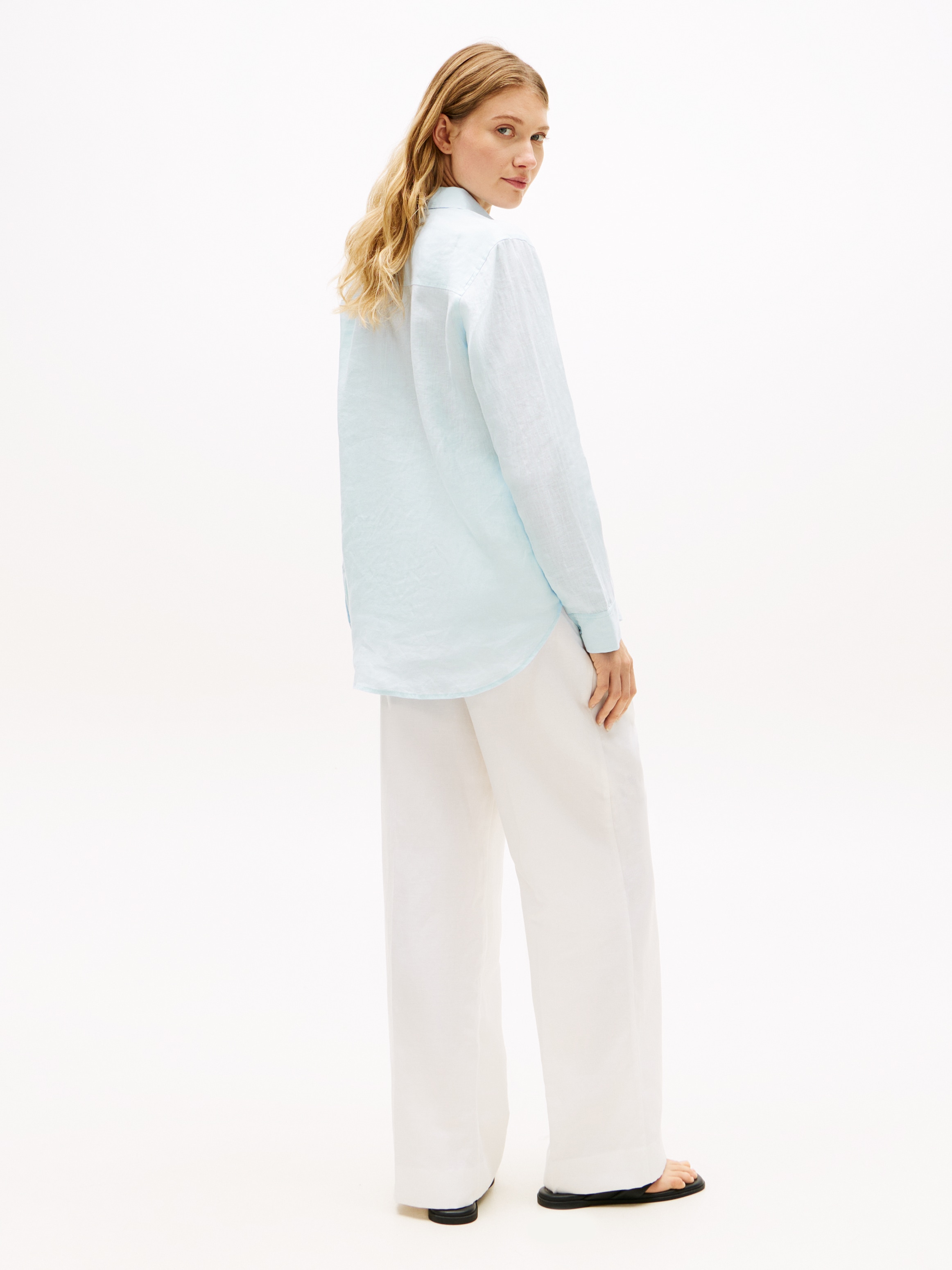 Tommy Hilfiger Hemdbluse »ESS LINEN RELAXED SHIRT« mit Logostickerei ,kühlendes Premium Leinen