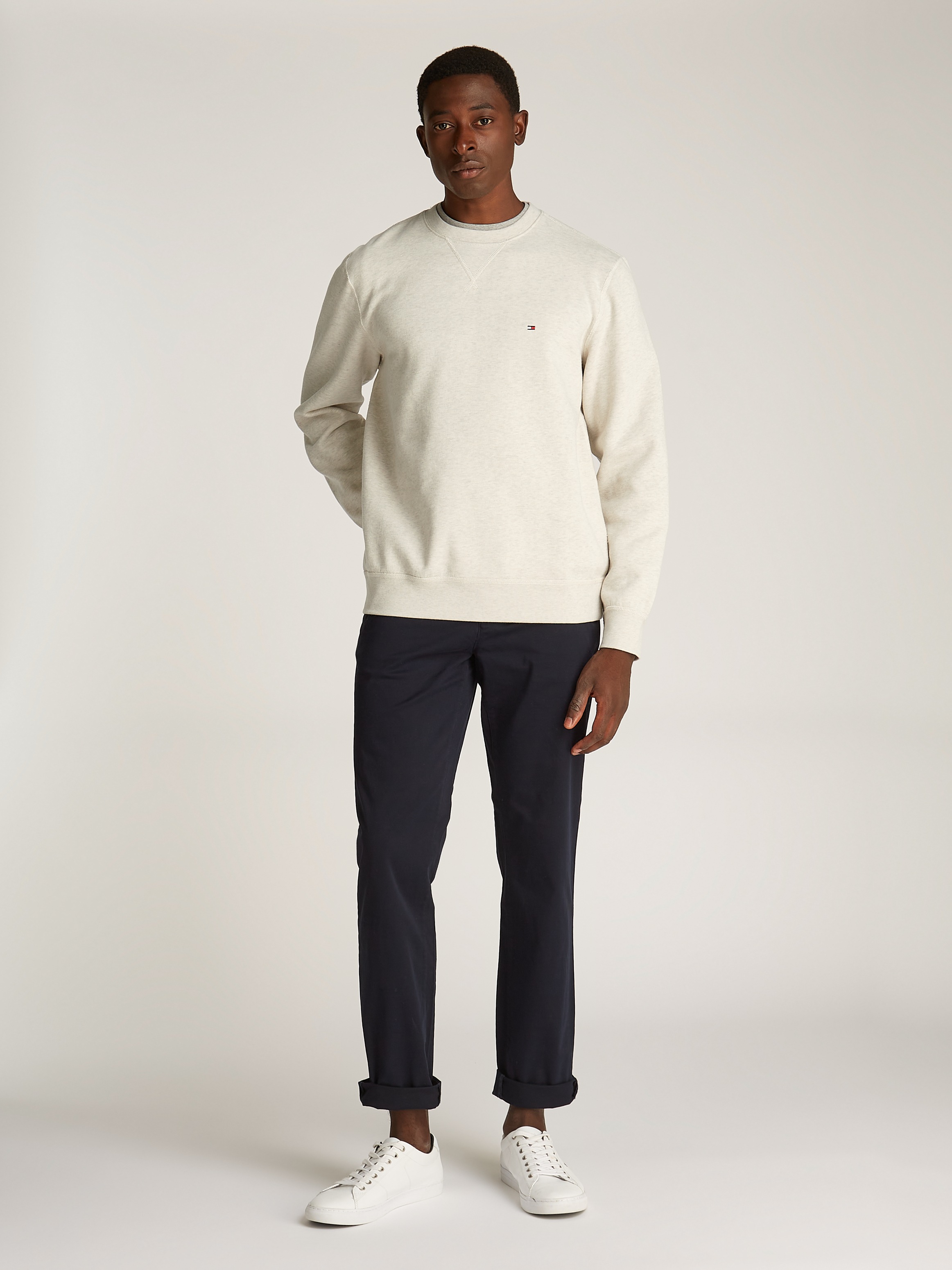Tommy Hilfiger Sweatshirt »ESS SEASONAL FLEECE CREWNECK«, mit Logostickerei