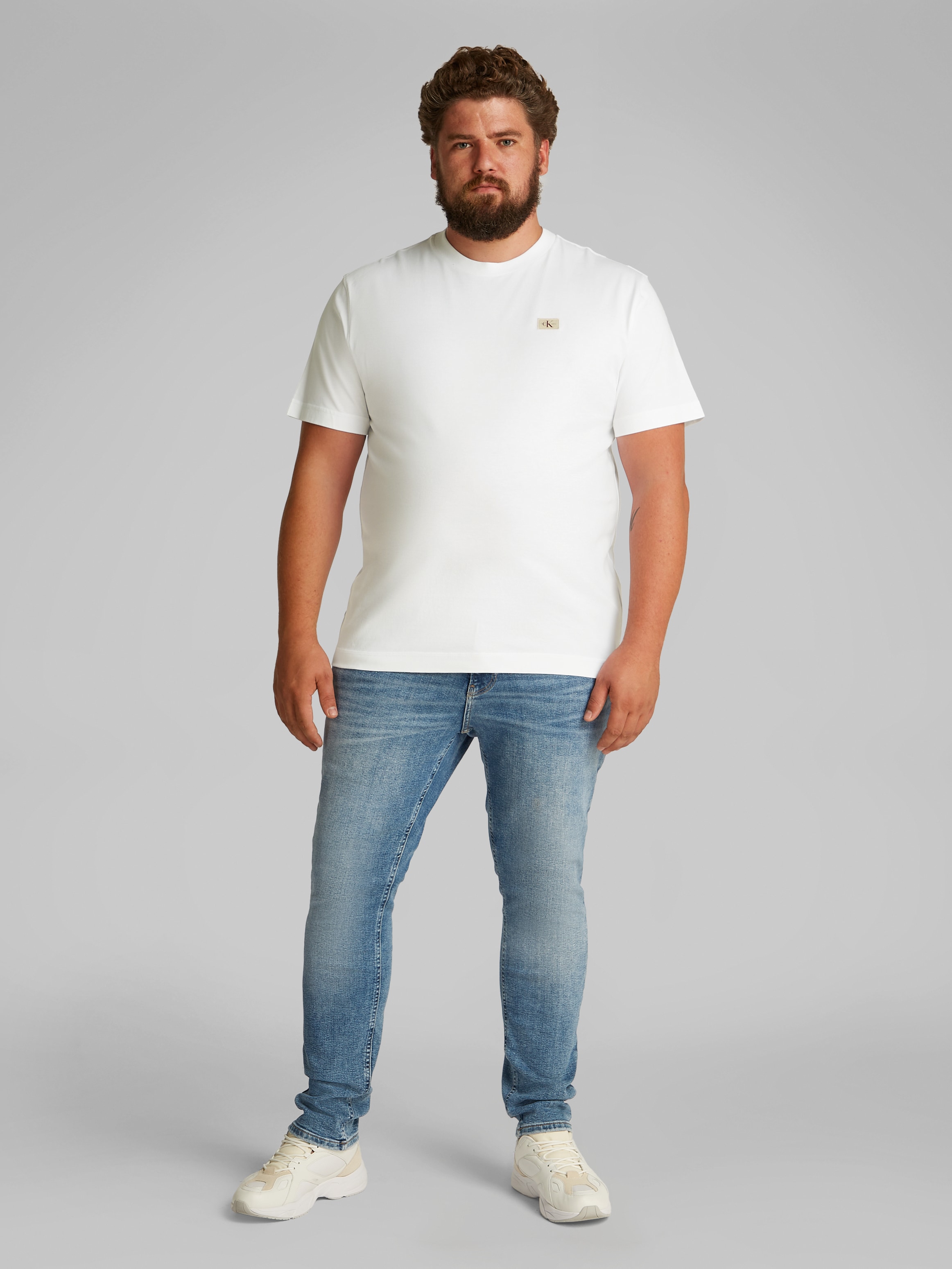 Calvin Klein Jeans Plus T-Shirt »PLUS WOVEN LABEL REGULAR TEE«, in großen Größen, mit kleinem Logo-Patch