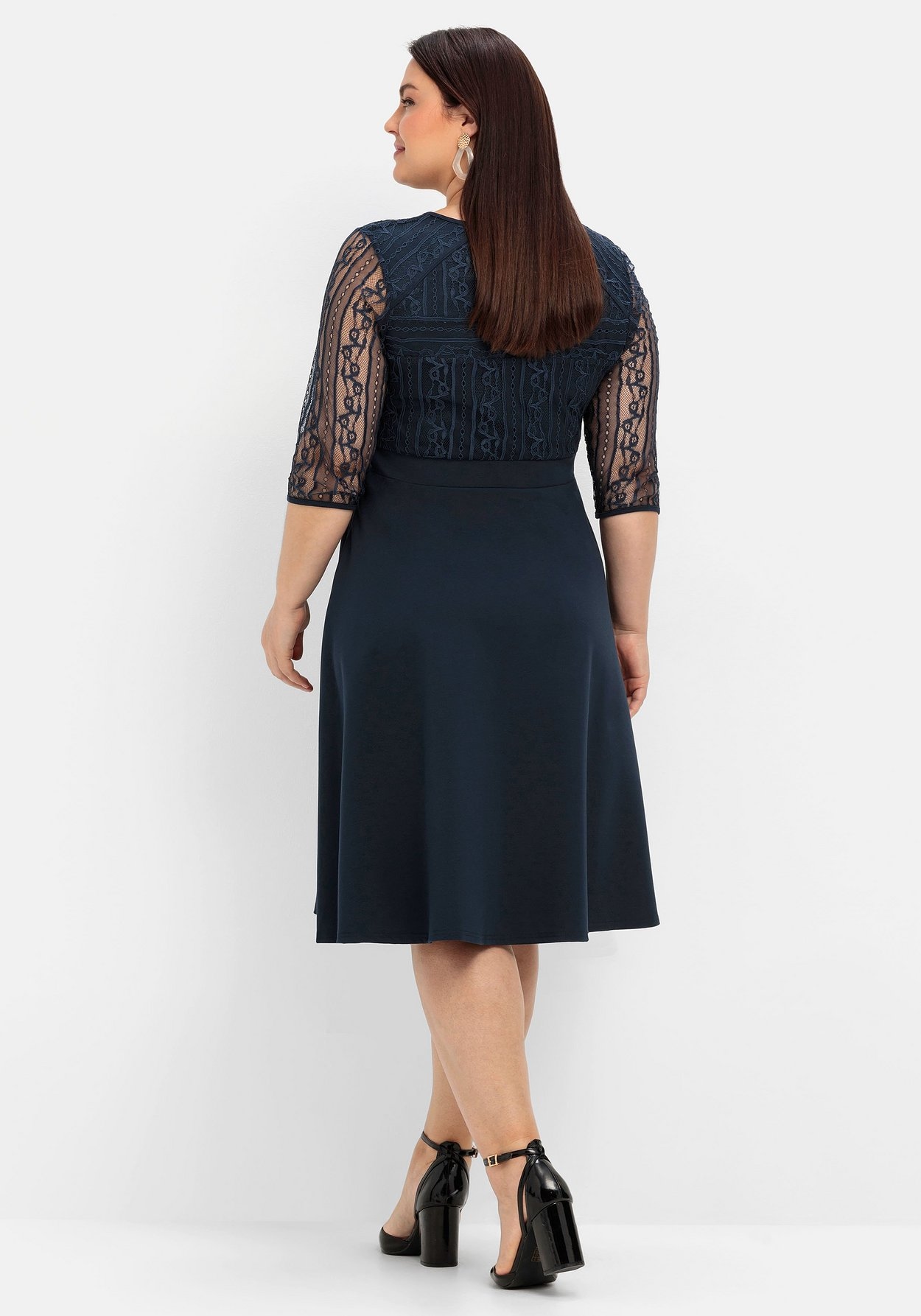 Sheego Abendkleid »Cocktailkleid mit floraler Spitze und Chiffon-Ärmeln«, mit floraler Spitze und Chiffon-Ärmeln