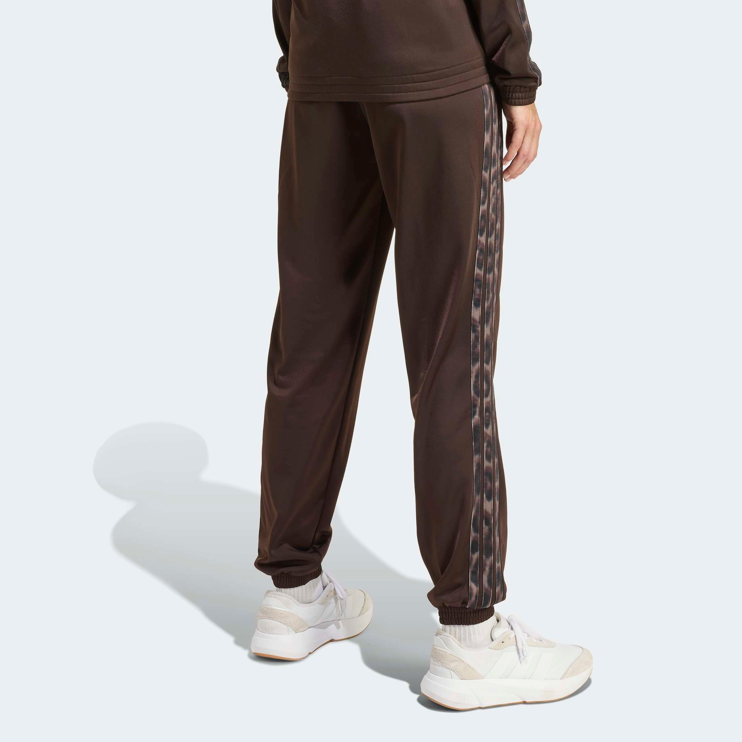 adidas Sportswear Sporthose »TRICOT 3-STREIFEN MIT LEOPARDENPRINT«  sportlich, für Erwachsene, mit Gummizug, normal-weite Passform