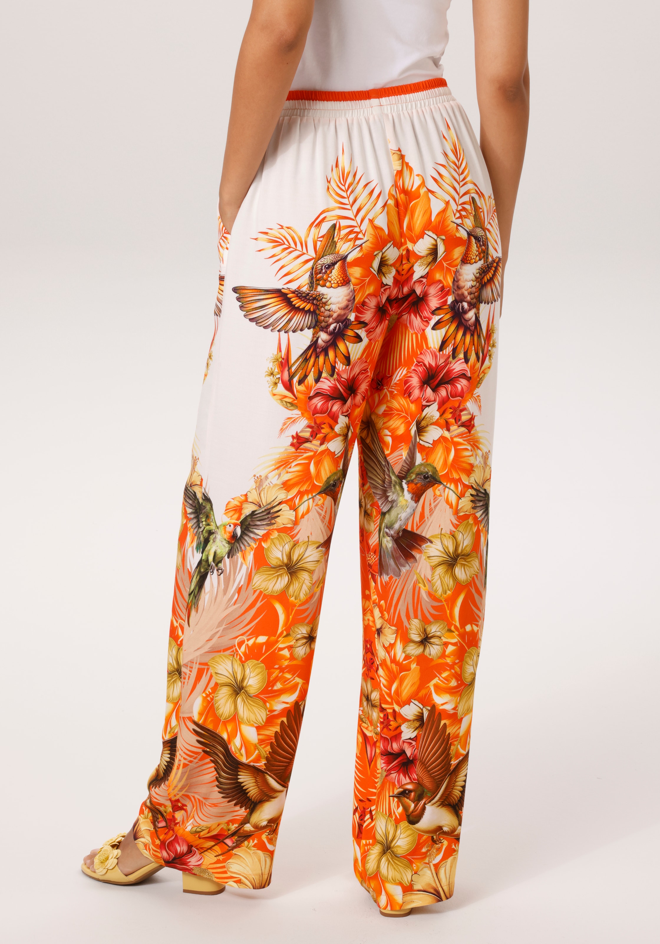Aniston CASUAL Schlupfhose  mit tropischen Vögeln, Blüten und Blättern bedruckt - NEUE KOLLEKTION