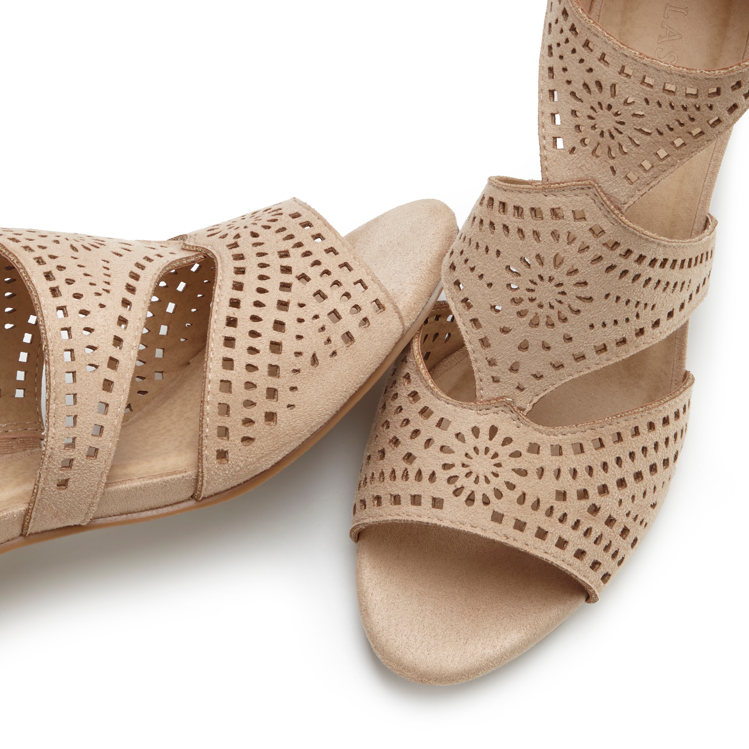 LASCANA Riemchensandalette »Sommerschuh,«  Sandalette, Sommerschuh mit Cut-Outs und bequemen Blockabsatz VEGAN