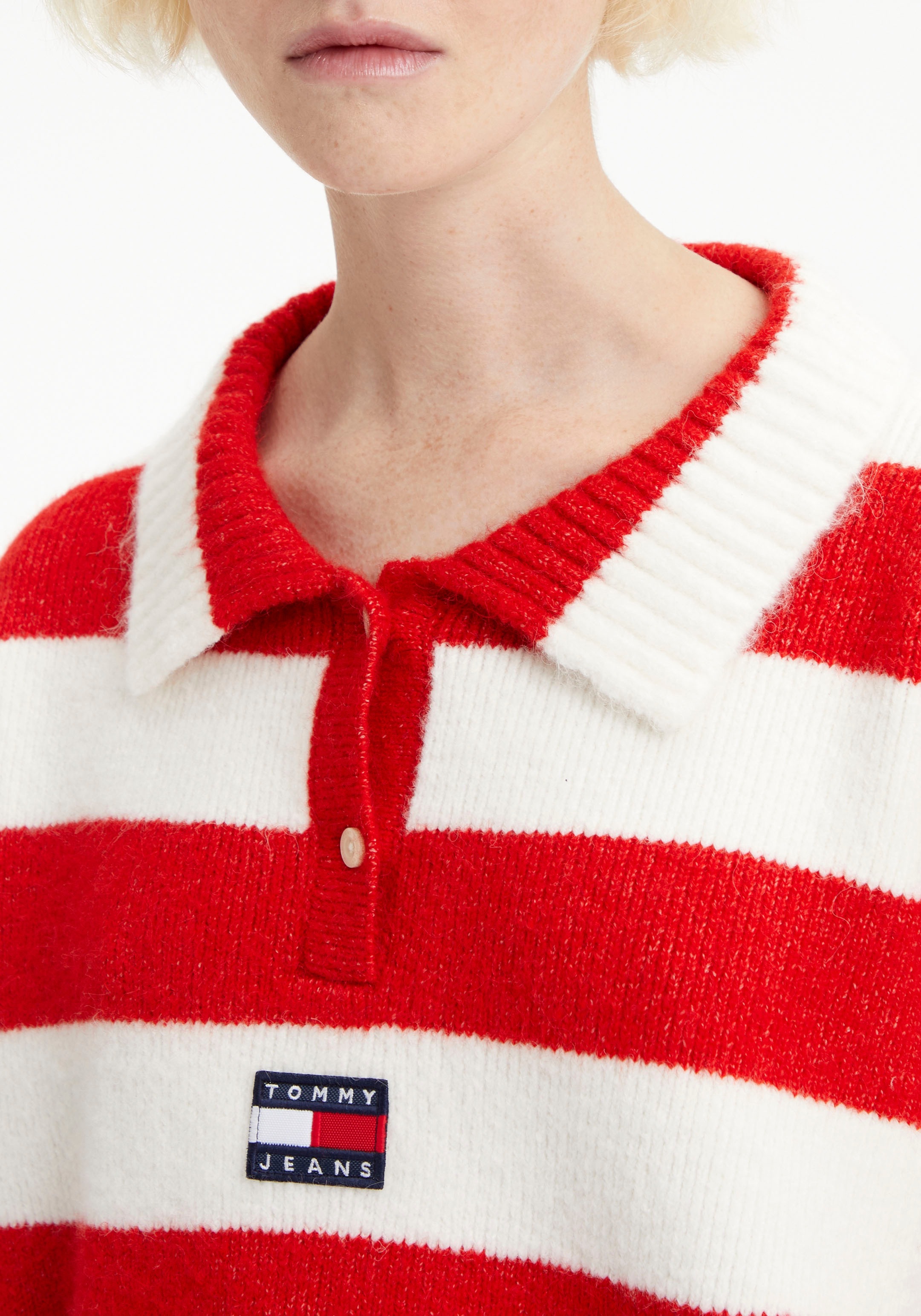 Tommy Jeans Polokragenpullover »TJW STRIPE BADGE POLO SWEATER« im Cropped-Schnitt &amp; mit Tommy Jeans Label-Badge CB13957