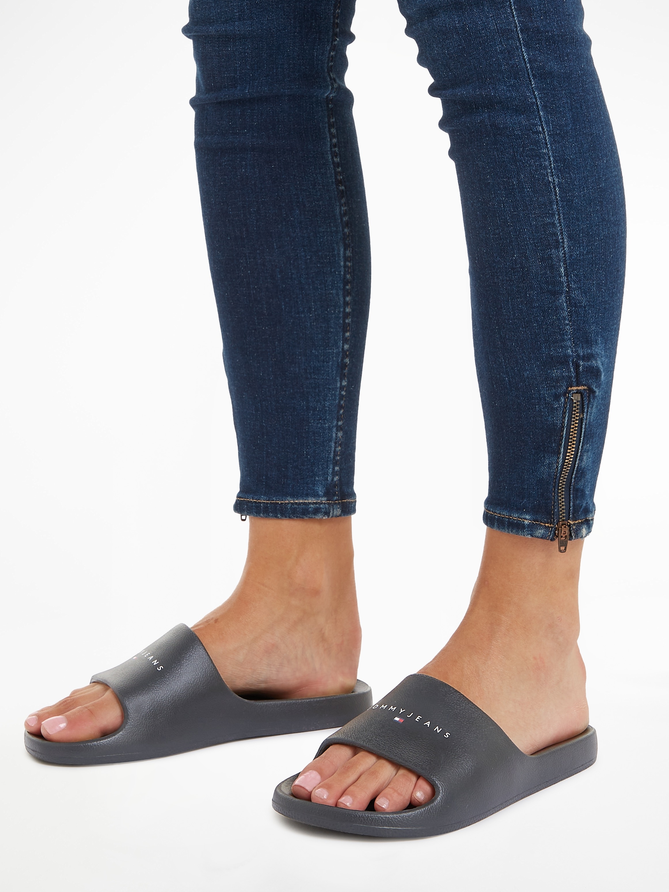 Tommy Jeans Pantolette »TJW PRINTED PU POOL SLIDE«, Plateau, Sommerschuh, Schlappen mit Logoschriftzug, in schmaler Form