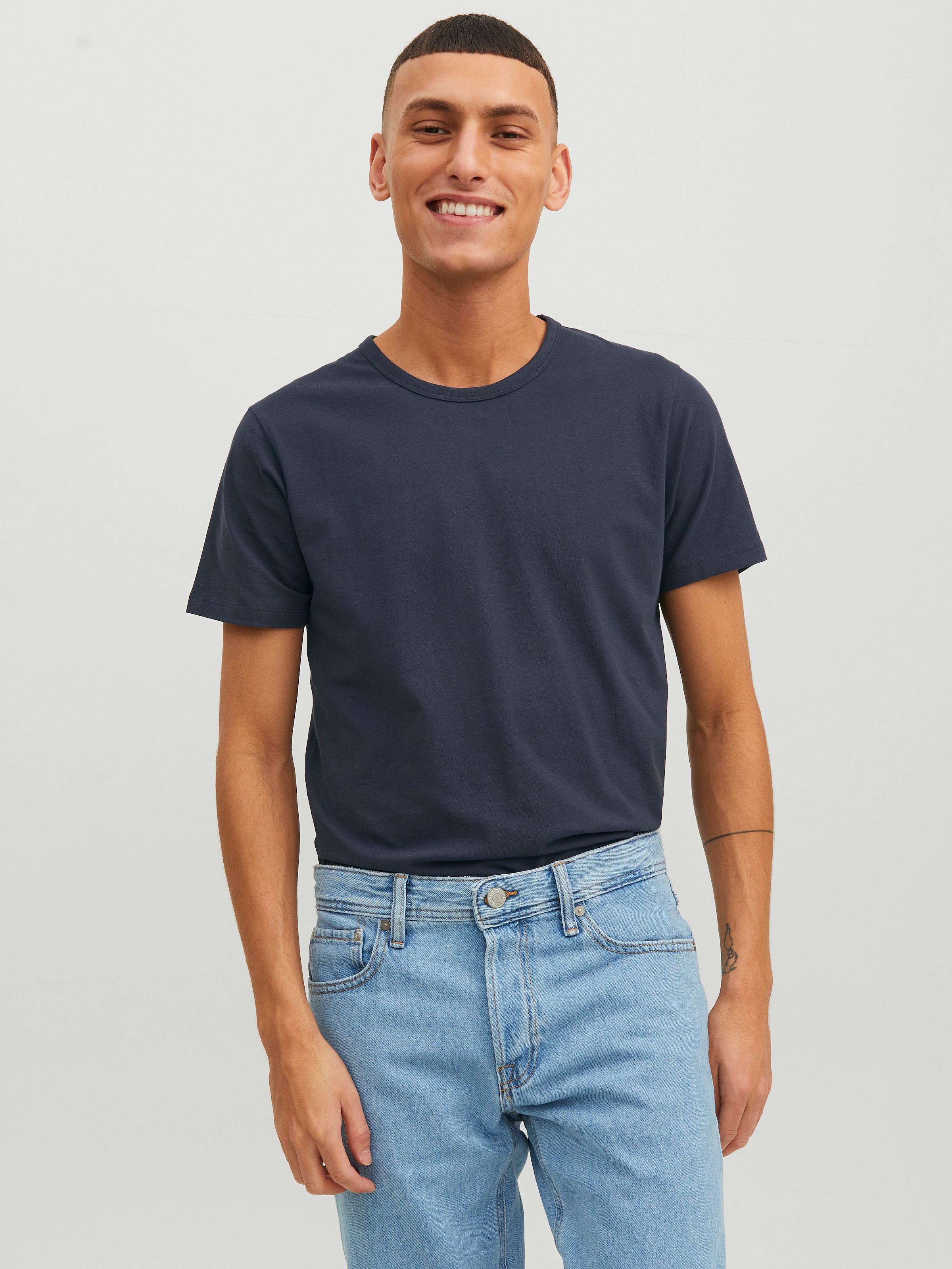 Jack & Jones T-Shirt »JJEBASIC mit schmaler Passform für jeden Tag« unifarben, modisch, schmal, Baumwollmischung, Rundhals