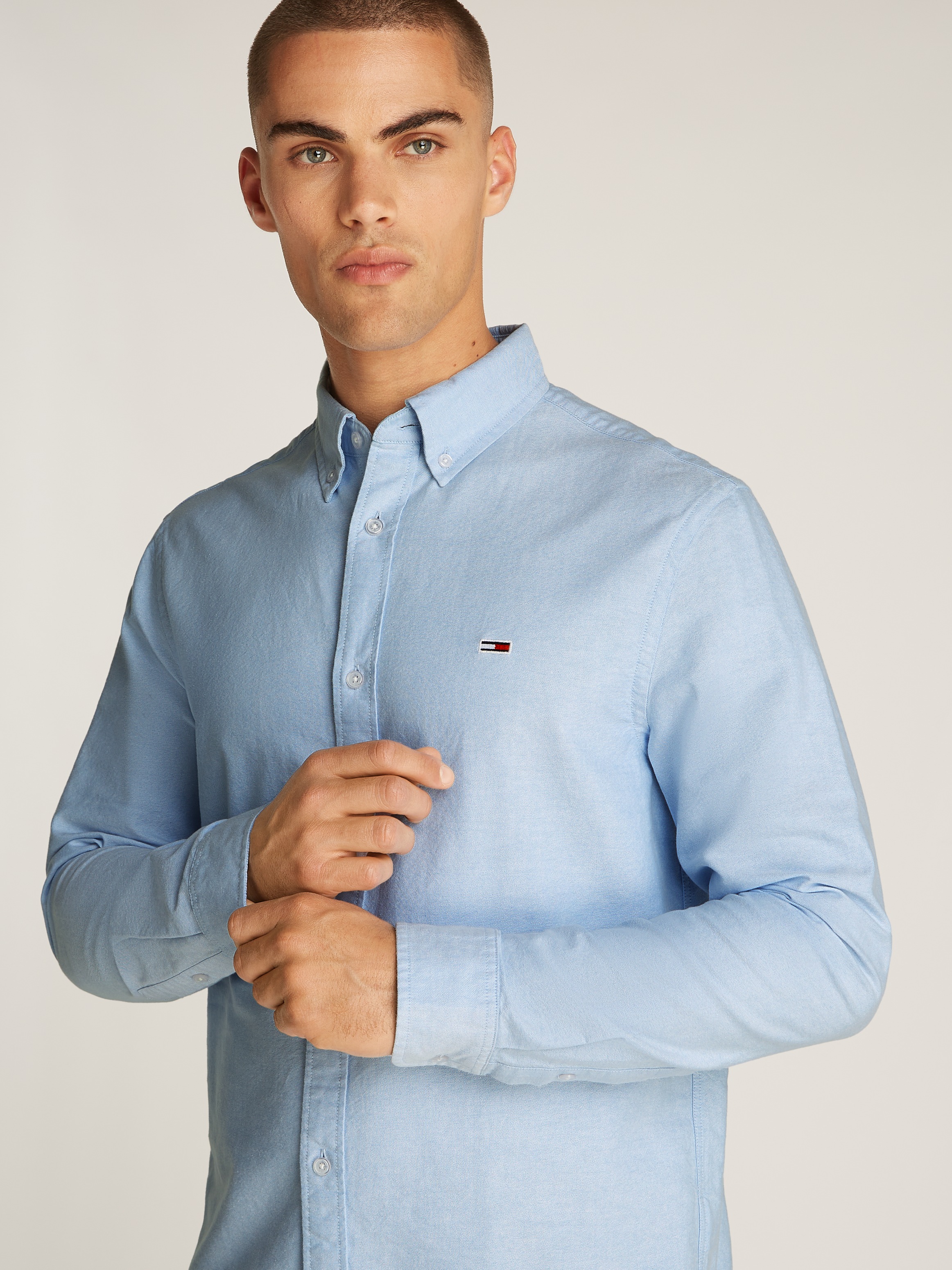 Tommy Jeans Plus Langarmhemd »TJM REG OXFORD SHIRT EXT«, in Großen Größen, Logostickerei, Button-down-Kragen