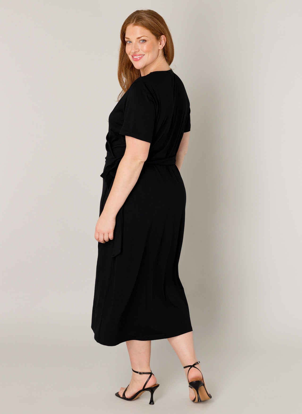 Base Level Curvy Wickelkleid »Abbie«, Weich fließende Viskose-Mischqualität