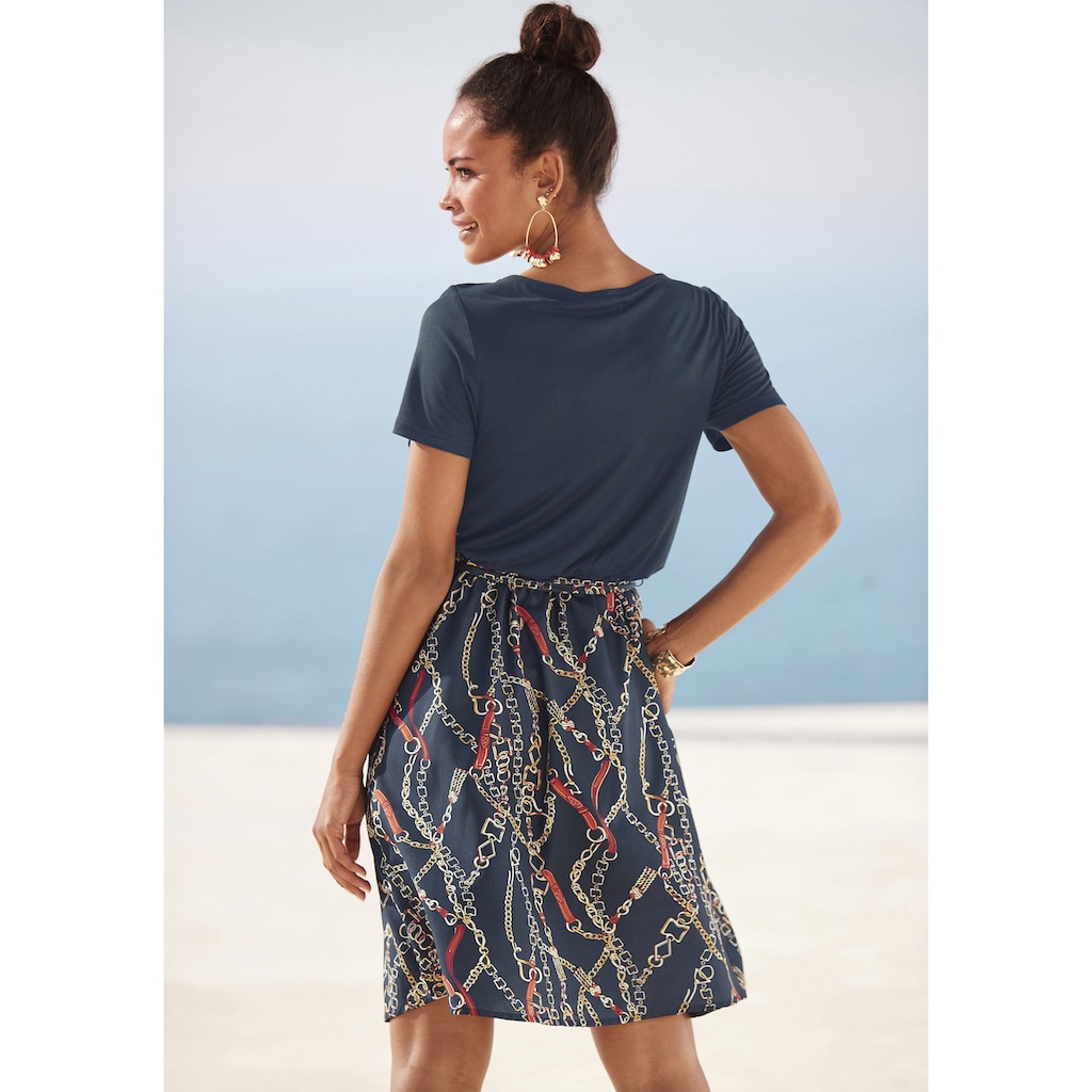LASCANA Sommerkleid, (mit Bindegürtel), eleganter Kettenprint, kurzes Sommerkleid mit Taschen, T-Shirtkleid