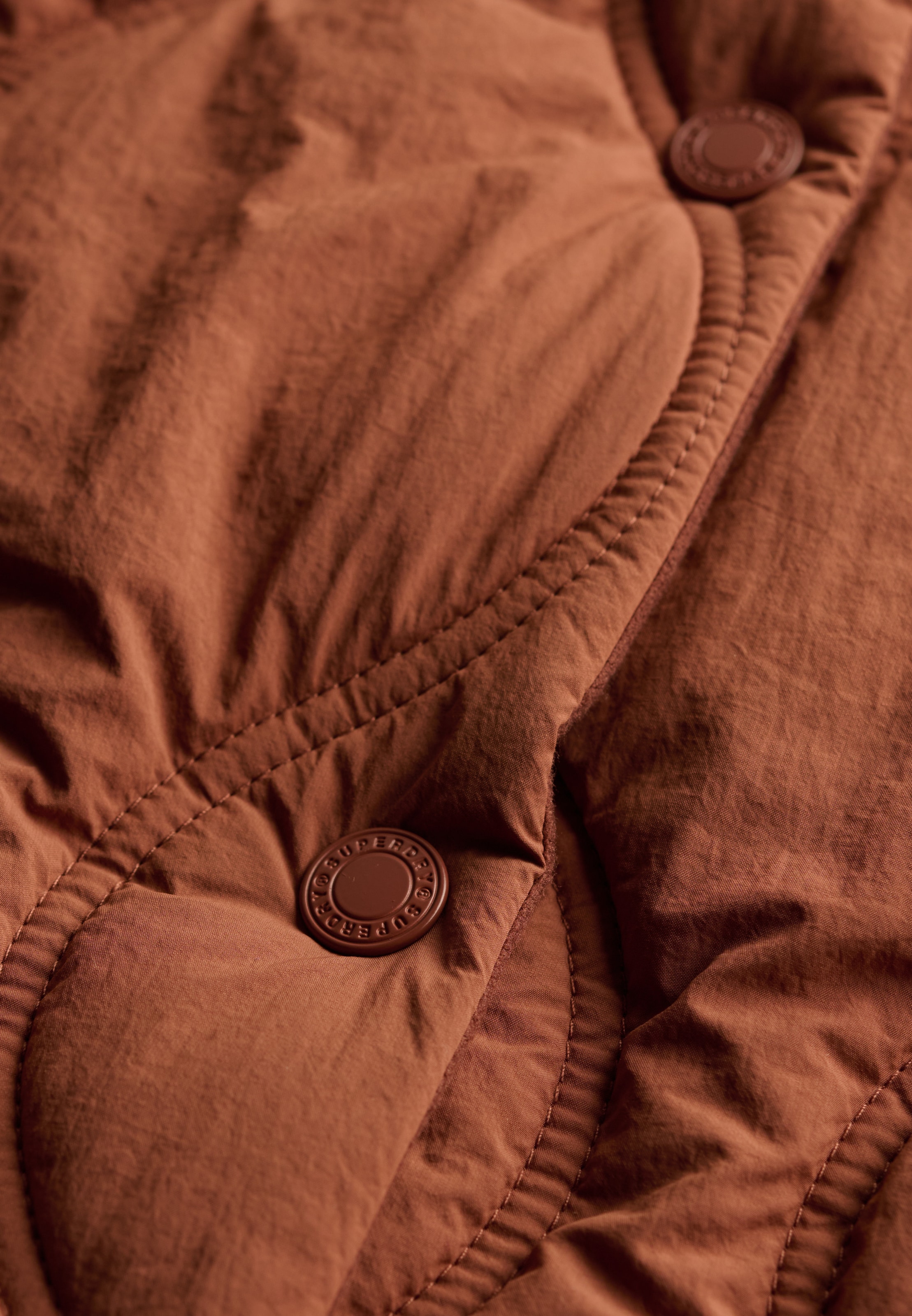 Superdry Steppweste »ONION QUILT CRINKLE SNAP GILET« aus Nylon, Slim Fit, mit Reißverschluss, in normaler Länge