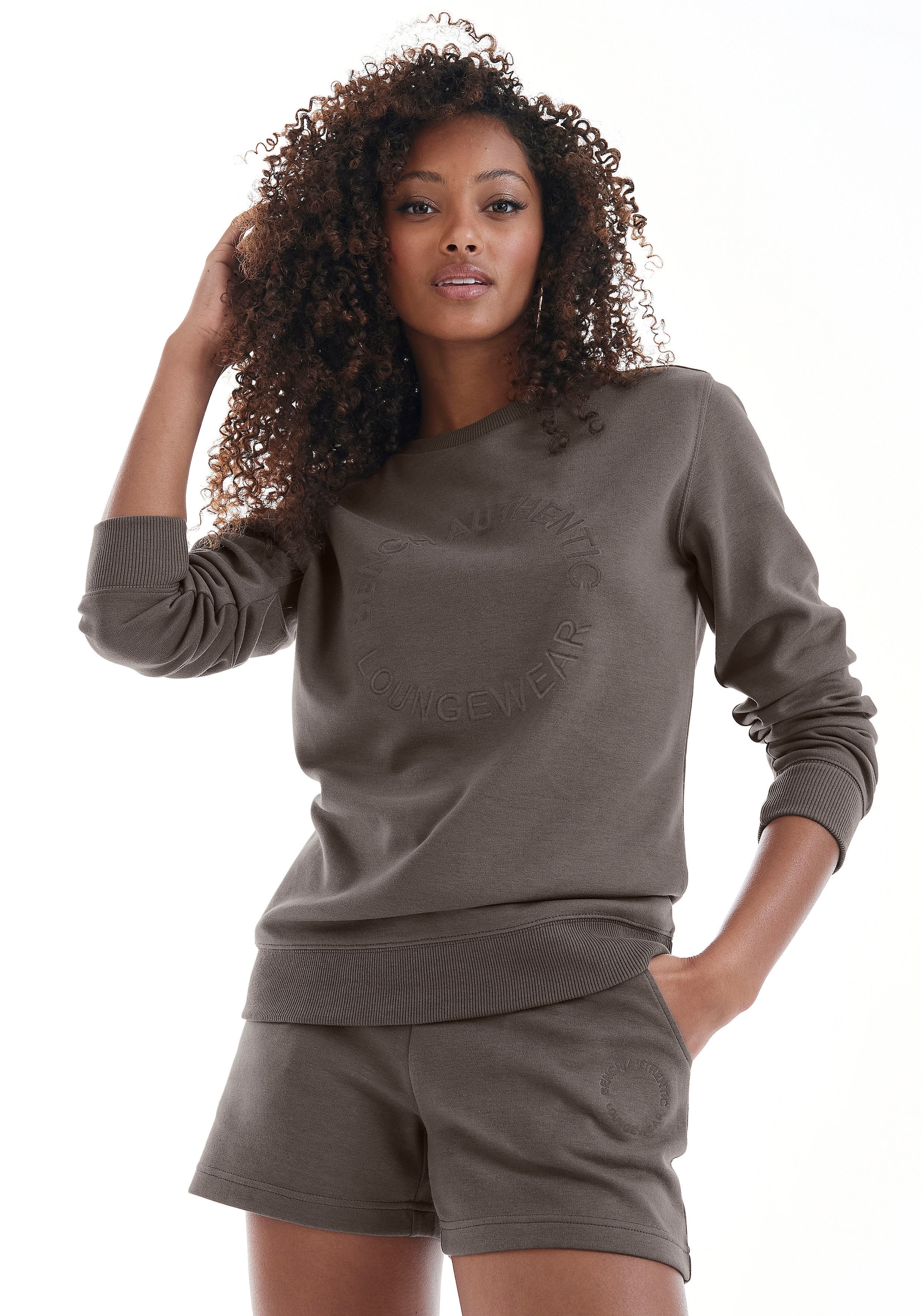Bench. Loungewear Sweatshirt »mit Logostickerei«, mit bei UNIVERSAL Logostickerei, Loungeanzug runder online