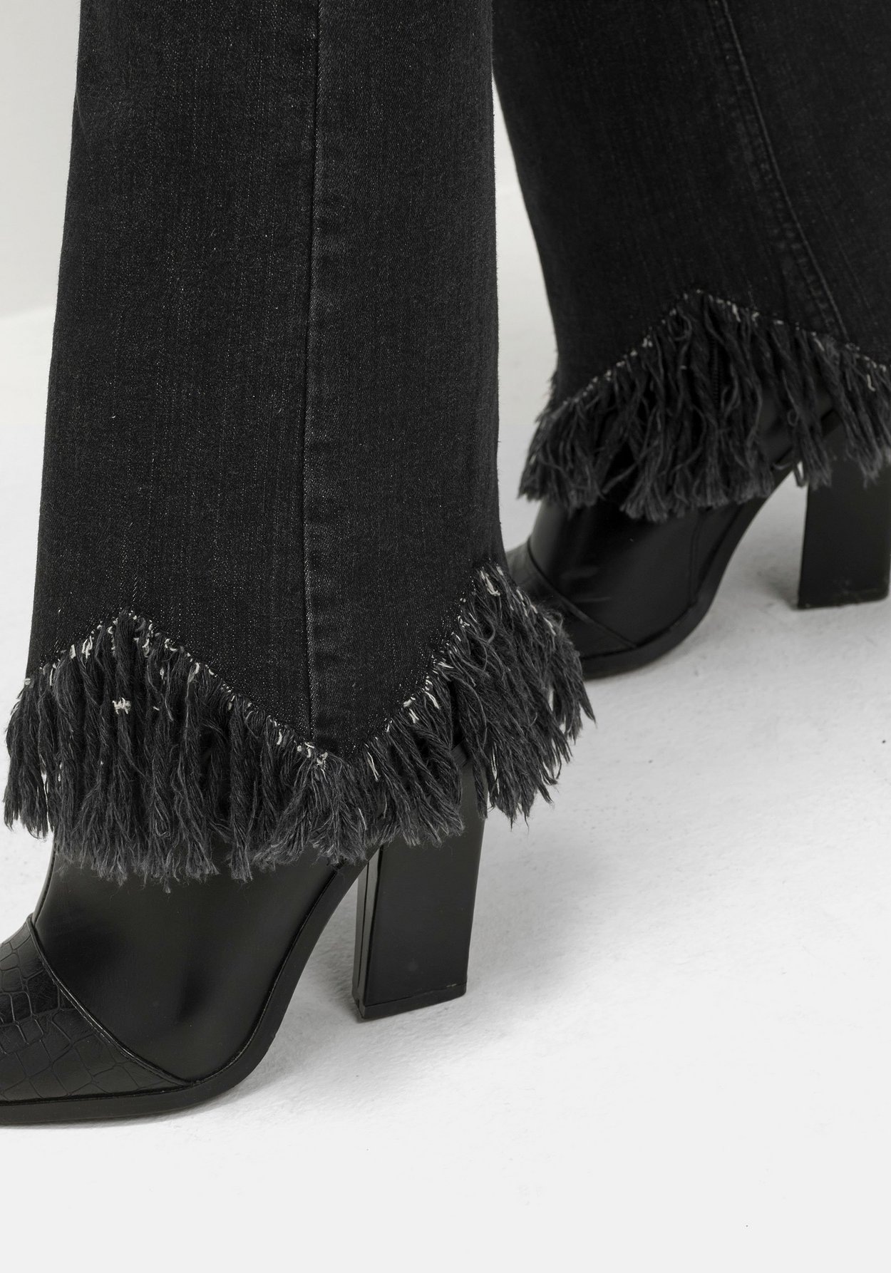 Sheego Bootcut-Jeans »Jeans mit Fransensaum in Zickzack-Form«