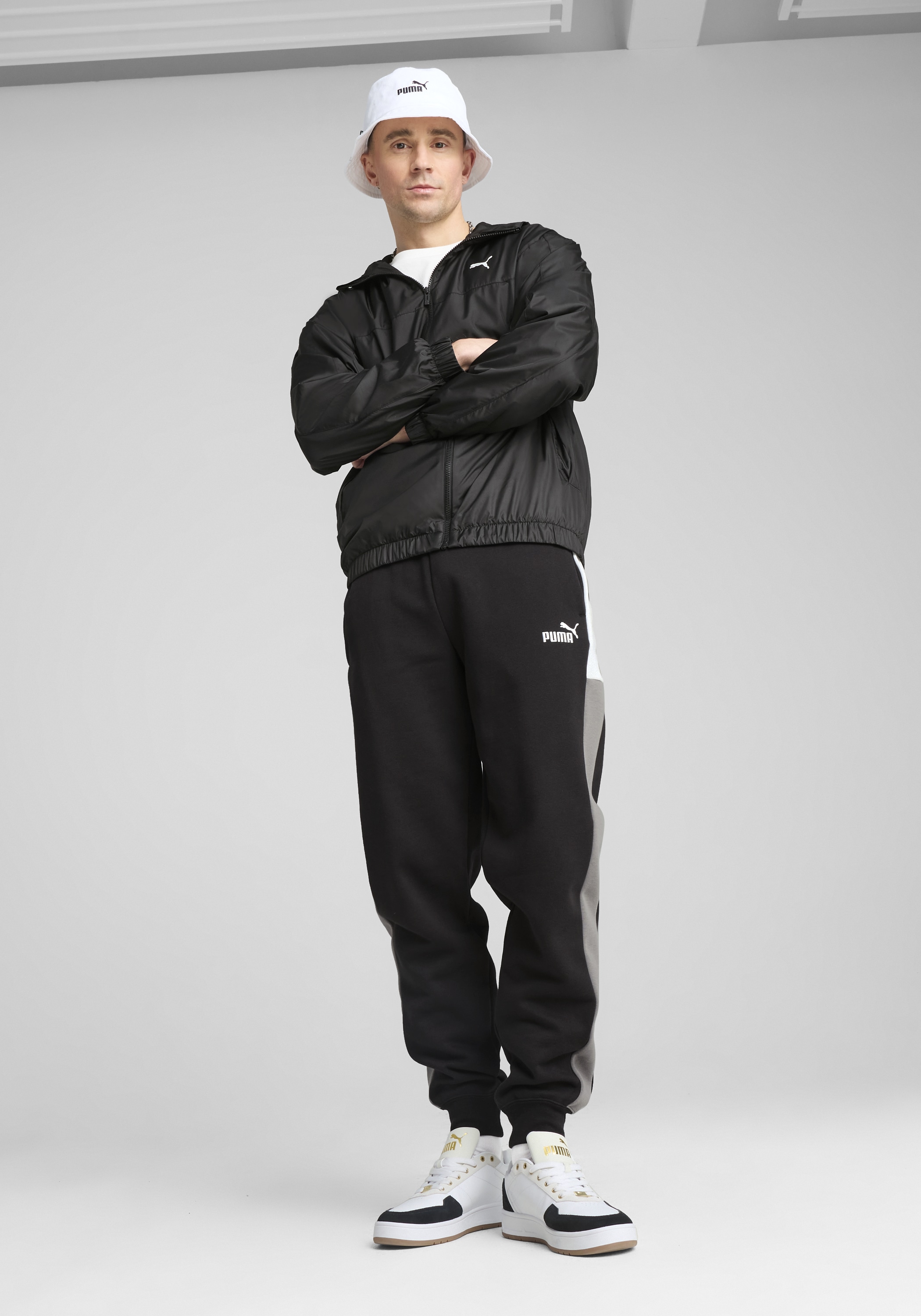 PUMA Windbreaker »ESS UV RELAXED WINDBREAKER M« mit Kapuze mit Eingrifftaschen, mit WindCELL Technologie, wärmeisolierend