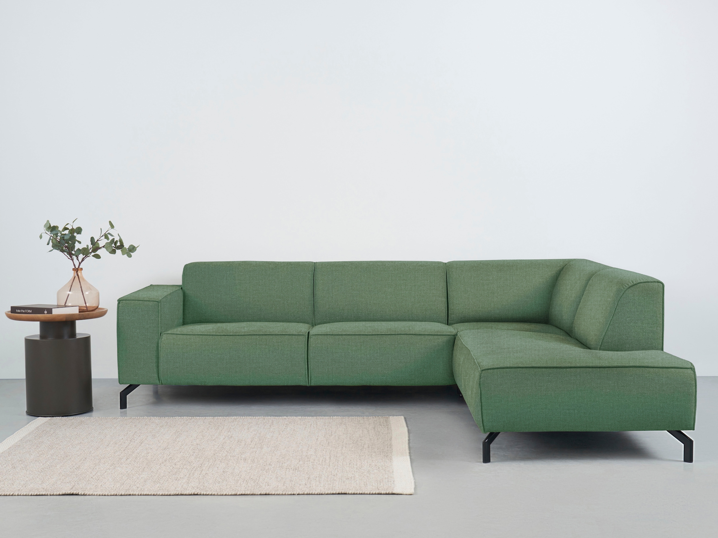PLACES OF STYLE Ecksofa »Lorcan, Breite 275 cm, weiches Sitzgefühl« mit schwarzen Metallfüßen, Lederoptik und in weichem Strukturstoff