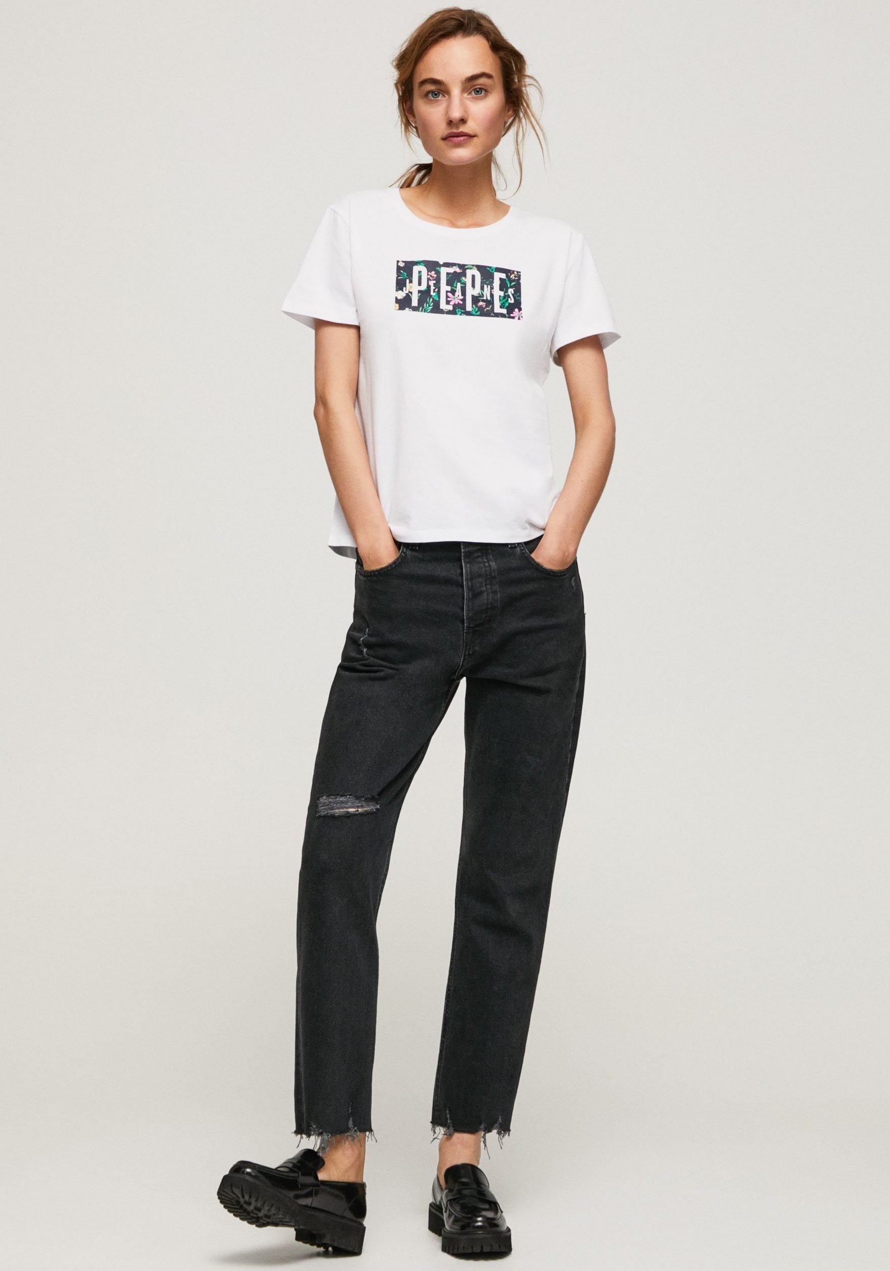 mit Pepe ♕ und Jeans markentypischem in tollem Passform Frontprint bei T-Shirt »PATSY«, figurbetonter