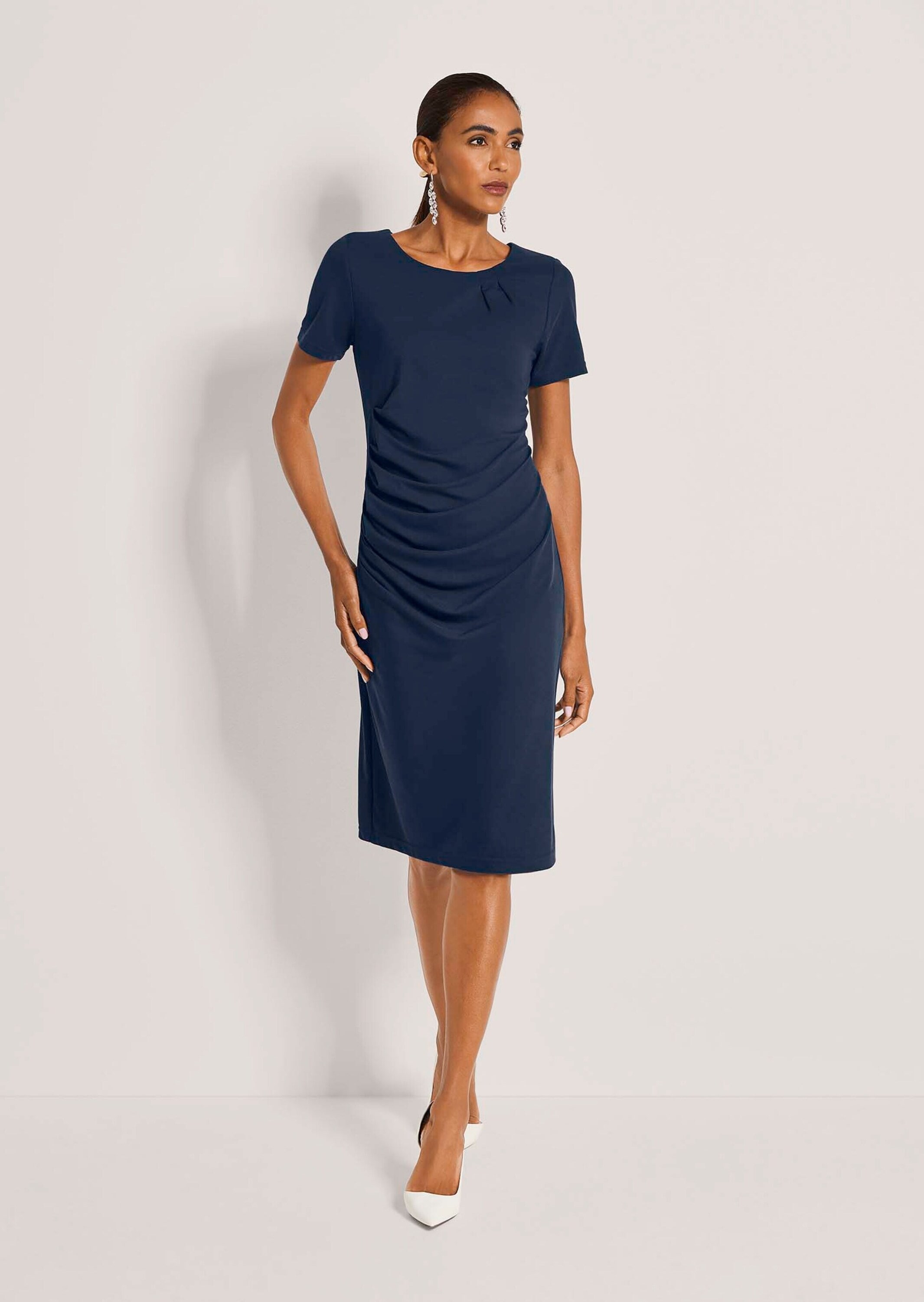 MADELEINE Sommerkleid »Etuikleid Viskosekleid mit asymmetrischen Falten« Etuikleid aus Jerseystretch