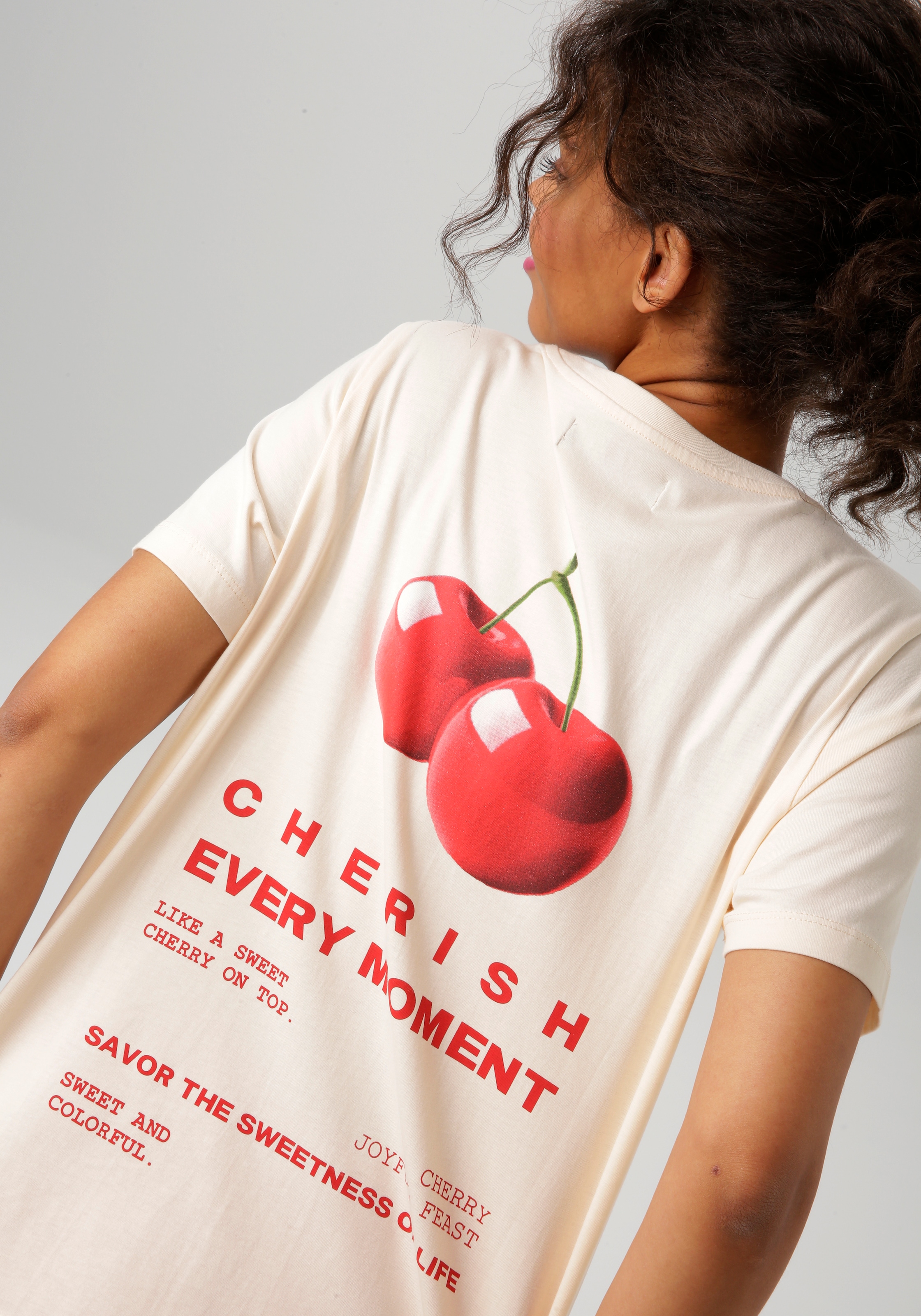 Aniston CASUAL T-Shirt, im Rücken mit Kirschen und Schriftzügen bedruckt - NEUE KOLLEKTION