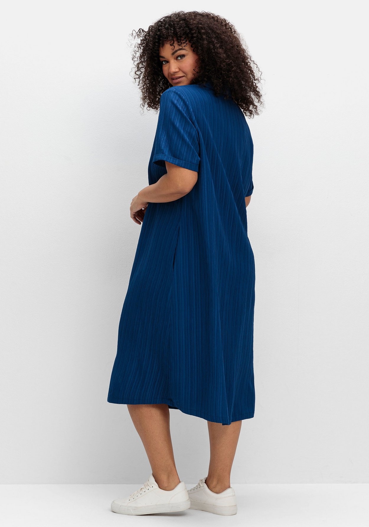 Sheego Sommerkleid »Kleid mit Polokragen, in Längsstruktur«