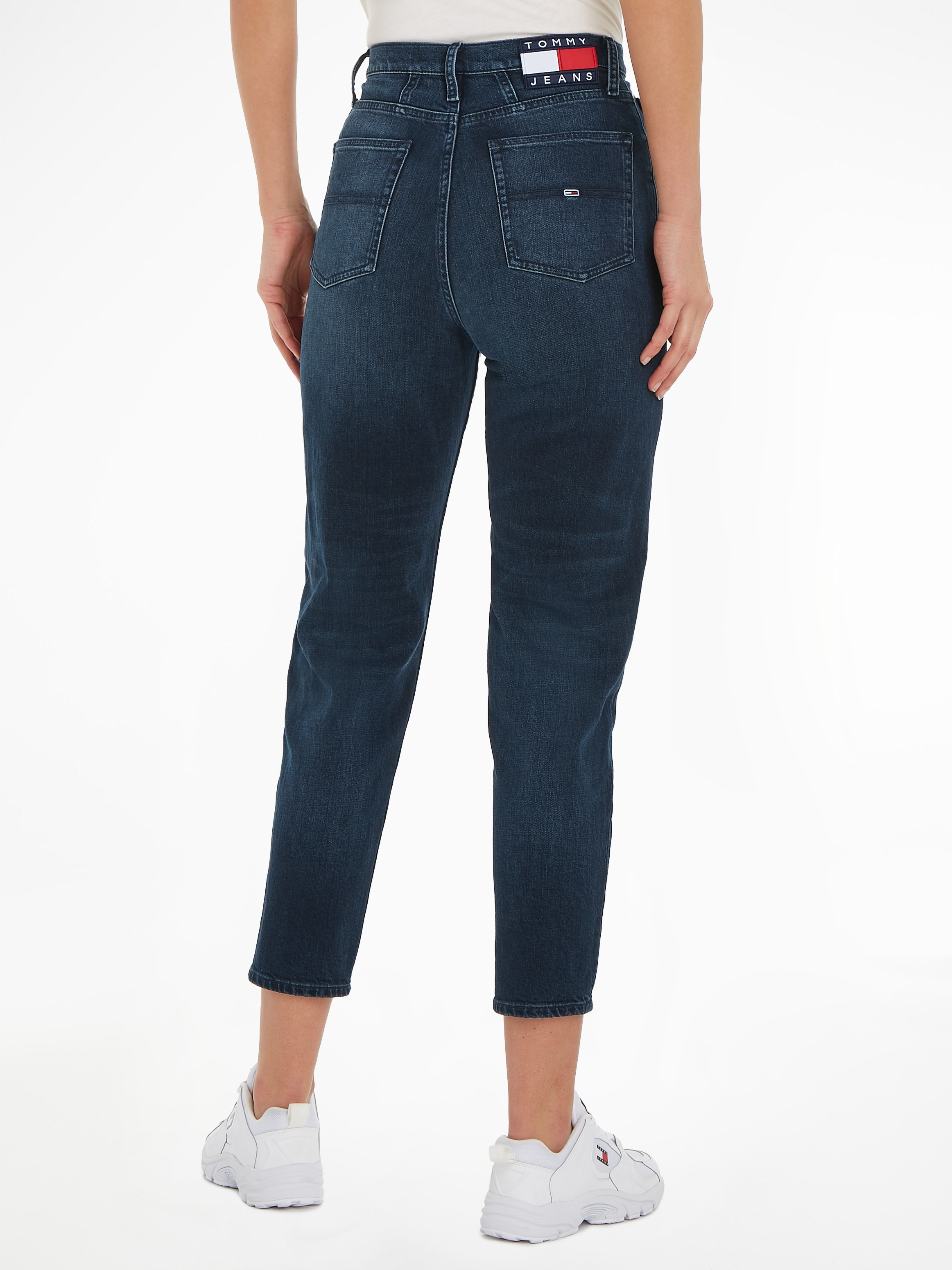 Tommy Jeans Mom-Jeans »MOM JEAN UHR TPR CG5136«, mit Logobadge und  Labelflags bei ♕
