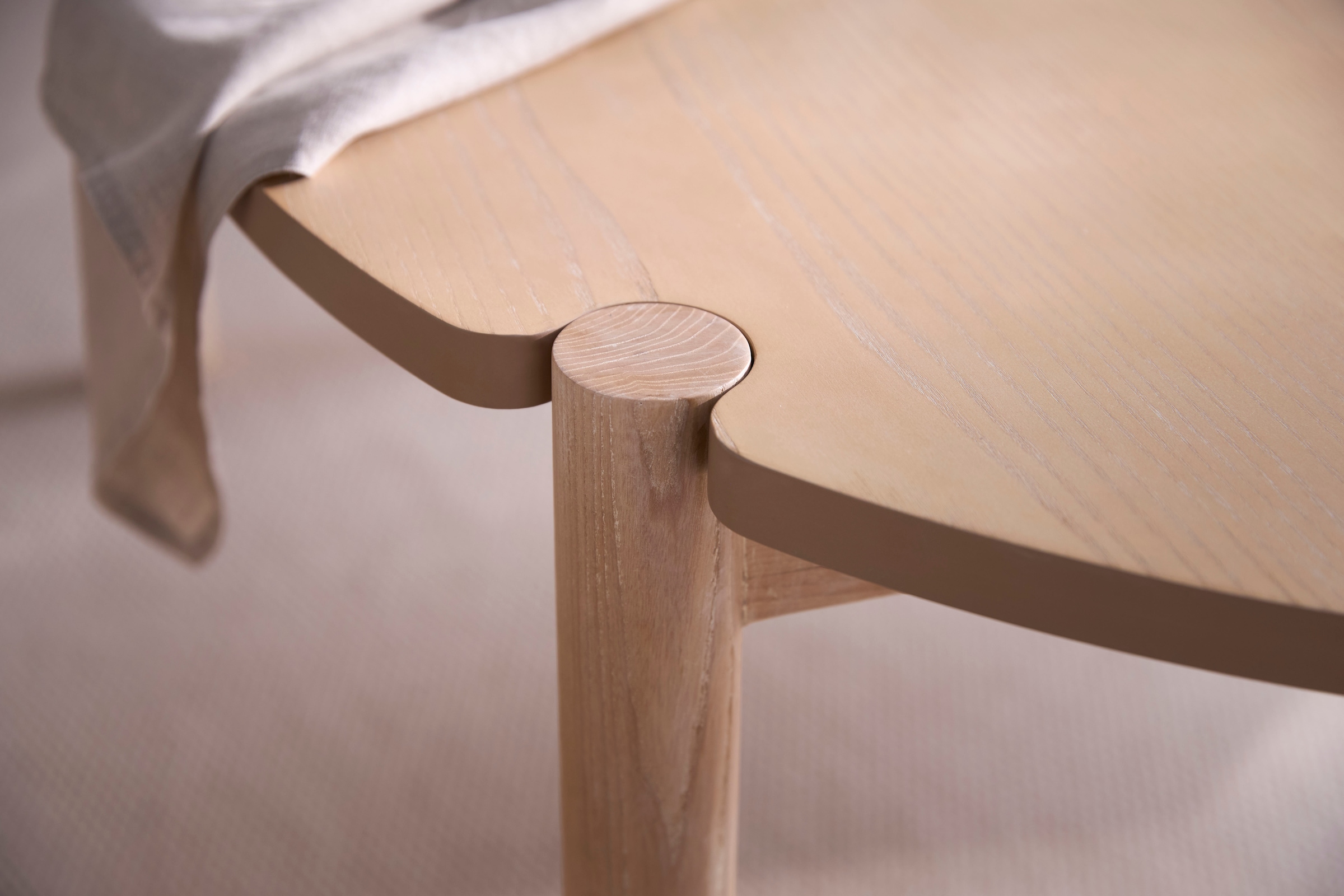 s.Oliver Esstisch »Illija« in ovaler Form, gefertigt aus Eschenholz und MDF mit Furnier