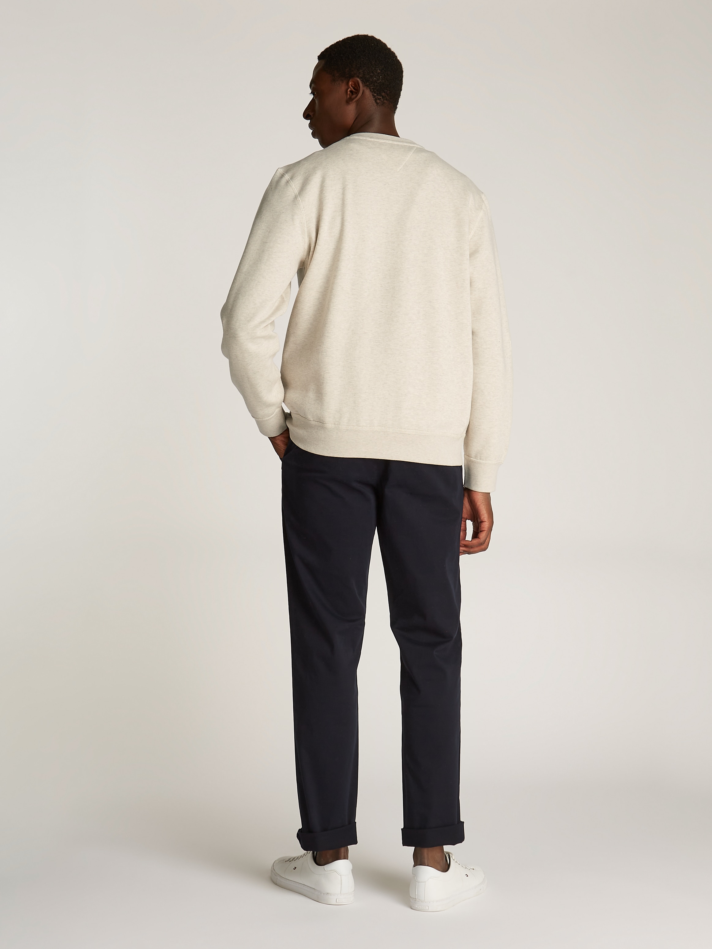Tommy Hilfiger Sweatshirt »ESS SEASONAL FLEECE CREWNECK«, mit Logostickerei