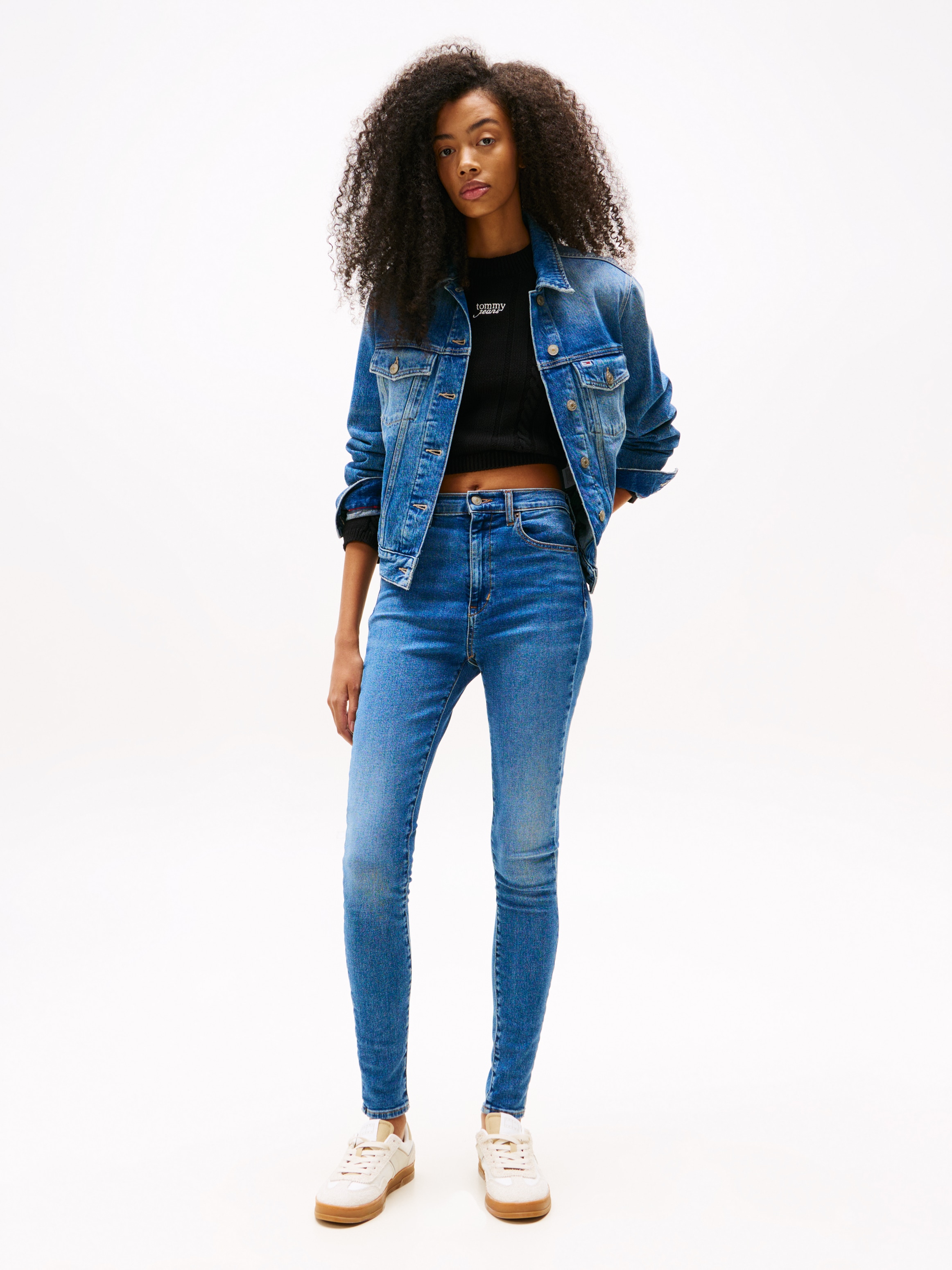 Tommy Jeans Bootcut-Jeans »SYLVIA HGH FLR«, Weite Beinform und Logo Stickerei auf der Gesäßtasche