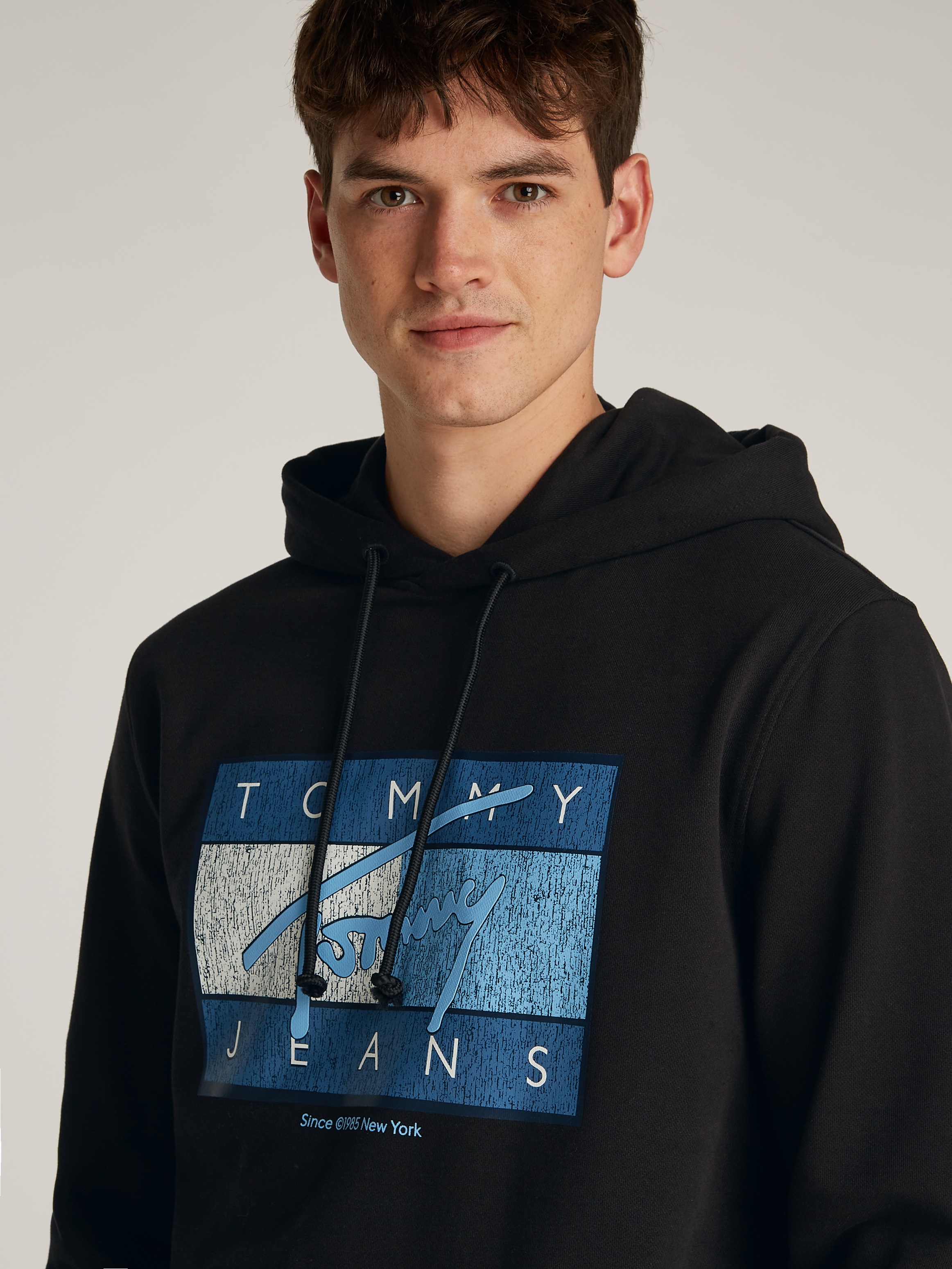 Tommy Jeans Hoodie »TJM REG DNA FLAG TWIST HOOD EXT«, mit großem Logo