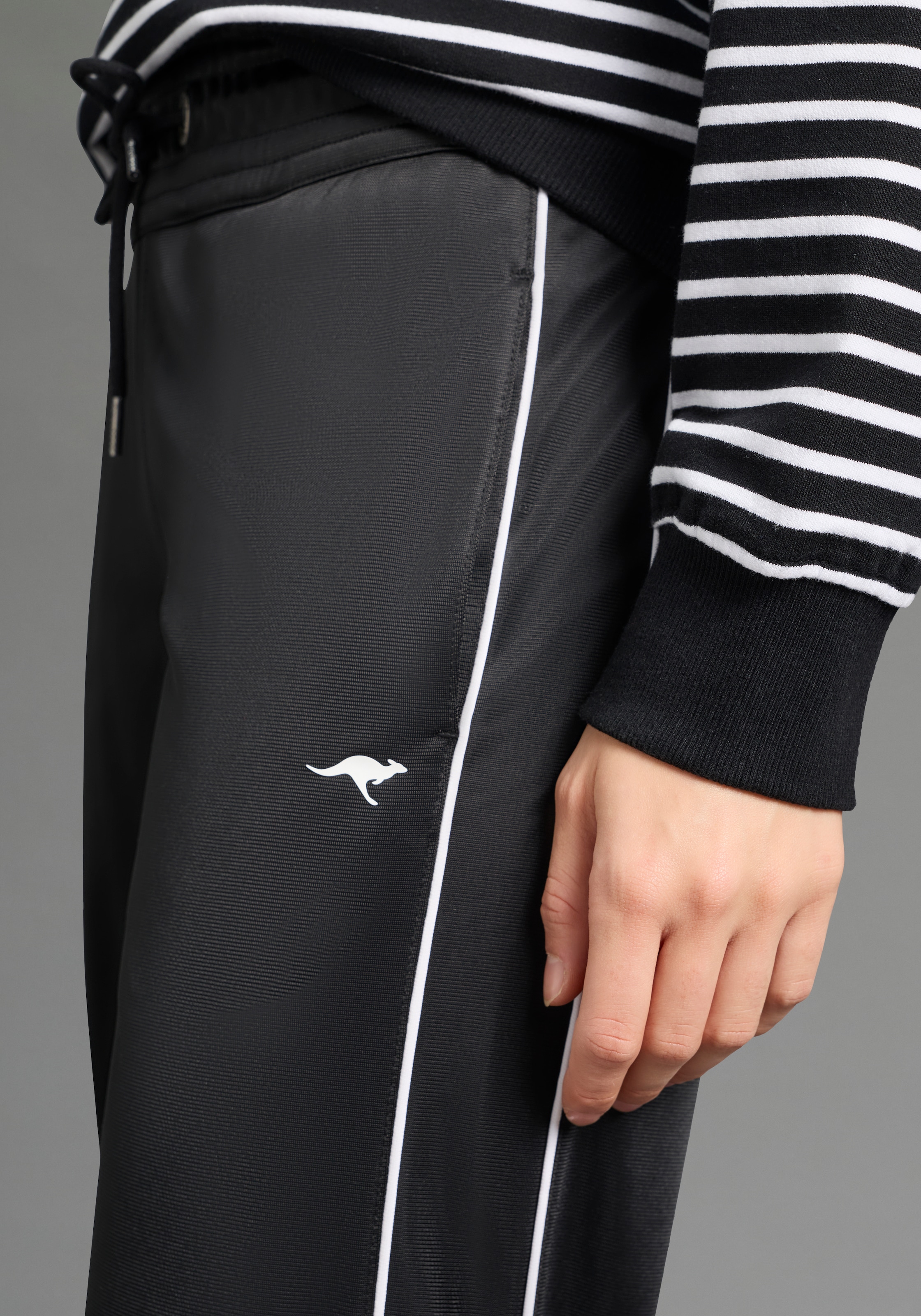 KangaROOS Sporthose  casual Trikot-Hose, bequemer Schnitt, mit Bindeband am Bund