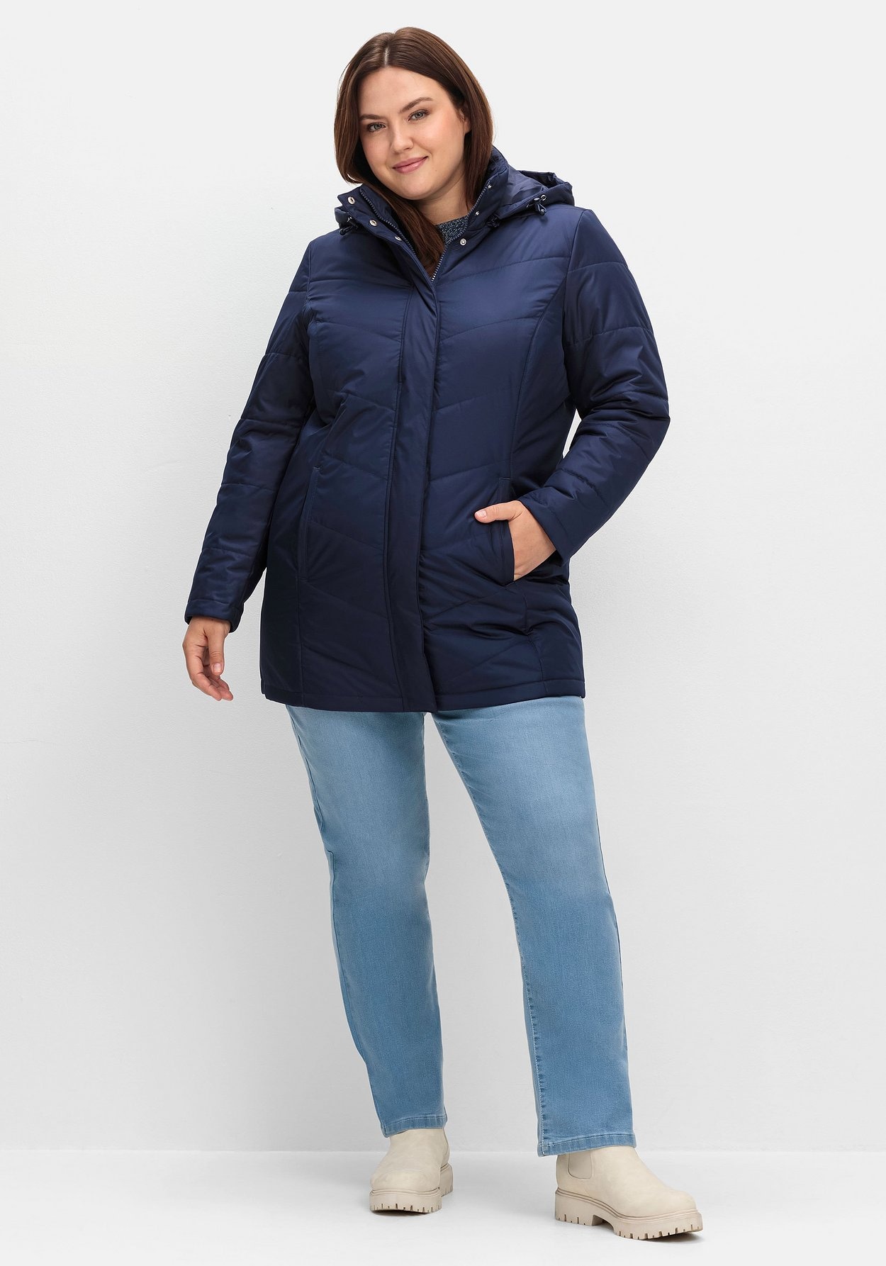 Sheego Steppjacke »Steppjacke mit abnehmbarer Kapuze und wärmender Wattierung«, mit Kapuze, mit abnehmbarer Kapuze und wärmender Wattierung