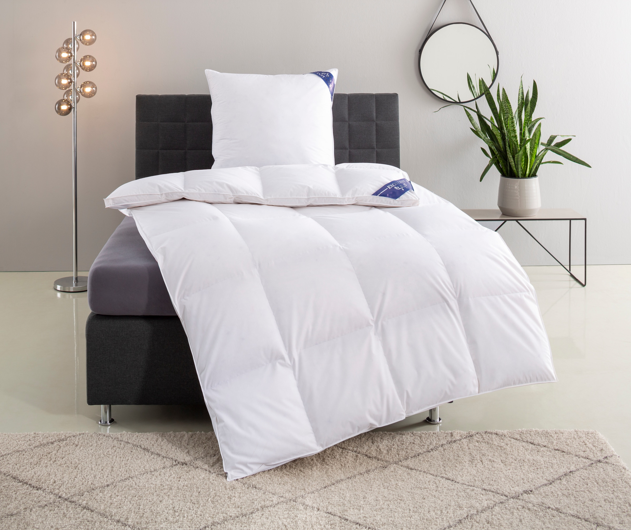 Excellent Daunenbettdecke + 3-Kammer-Kopfkissen »Venedig, 2-tlg, hergestellt in Deutschland, verschiedene Größen«, (Spar-Set, 2-Tlg.), Decke mit Kissen,Set, Sommer, Winter, Bettdecke 135x200 cm, 155x220 cm