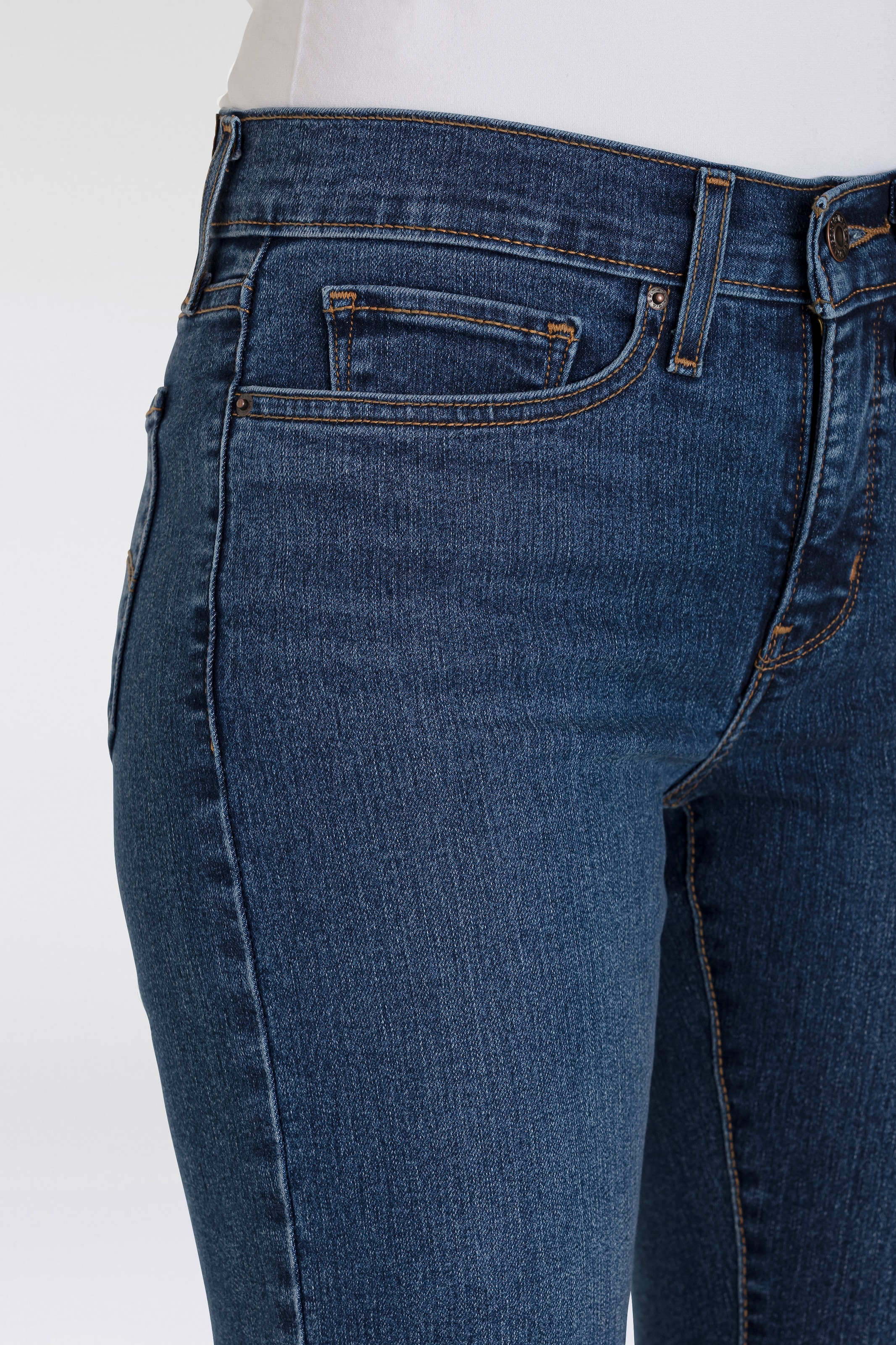 Levi's® Shorts »SHAPING BERMUDA«, im Five-Pocket Style