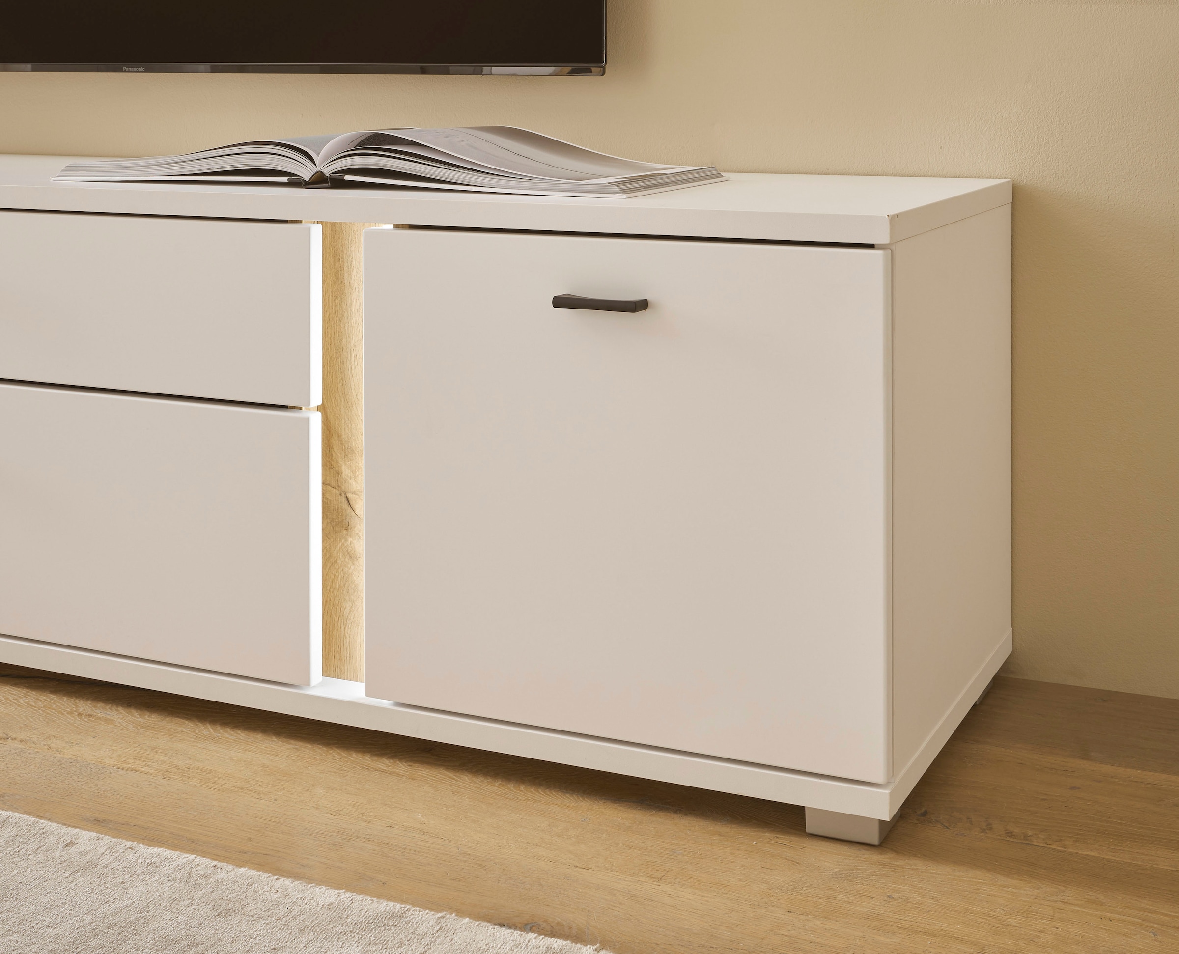 INOSIGN Lowboard »LONG ISLAND«, (1 St.), in moderner Trendfarbe,inklusive senkrechter Beleuchtung,Breite 150 cm