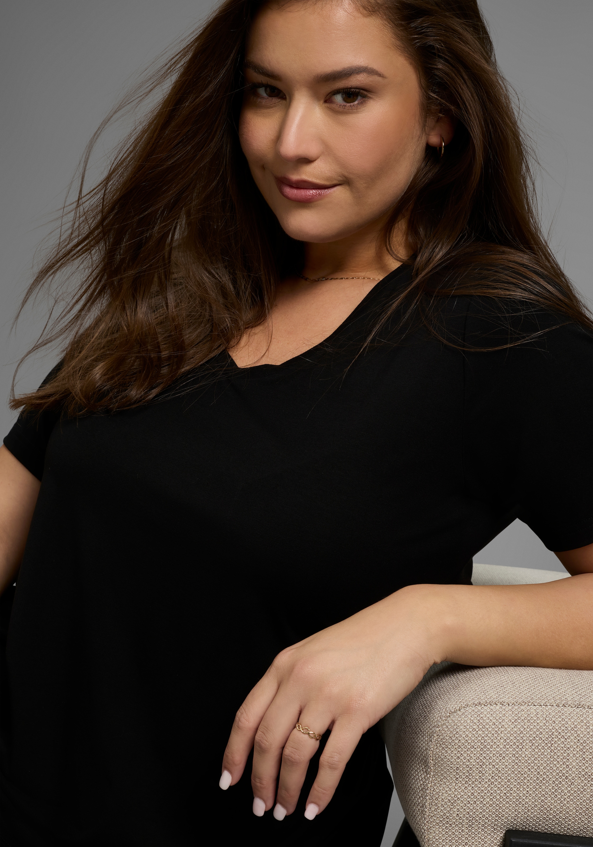 Laura Scott CURVE T-Shirt, mit V-Ausschnitt aus fließender Viskose - GROSSE GRÖSSE