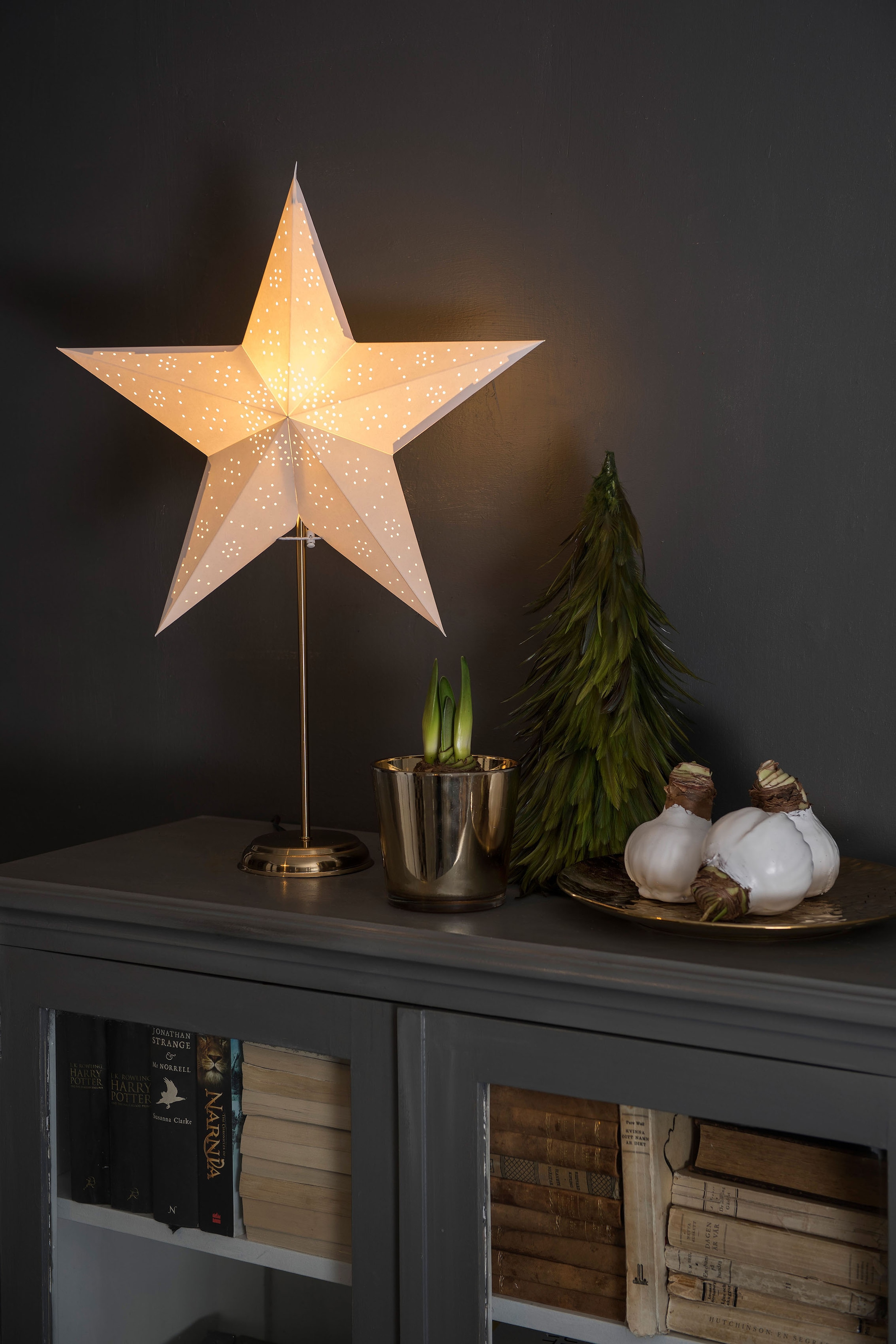 KONSTSMIDE Dekostern »Weihnachtsstern, Weihnachtsdeko«, (1 St.), beleuchteter Papierstern, mit weißem Muster, mit messingfb. Metall-Fuß