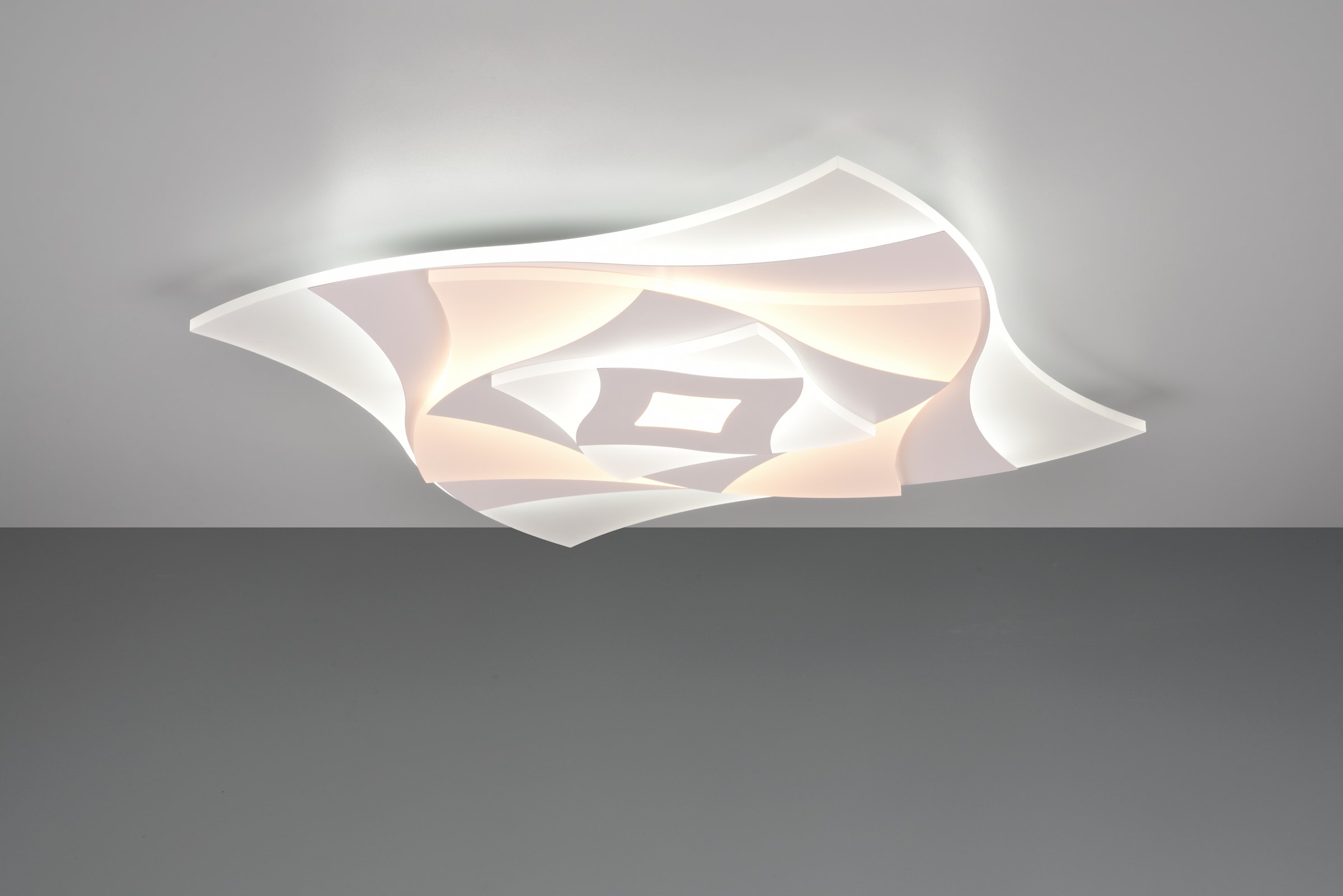 TRIO Leuchten LED Deckenleuchte »AKITA Wand- oder Deckenlampe mit Fernbedienung dimmbar Memoryfunktion«, 1 flammig, Leuchtmittel LED-Board | LED fest integriert, Lichtfarbe einstellbar, dimmbar über Wandschalter oder Fernbedienung