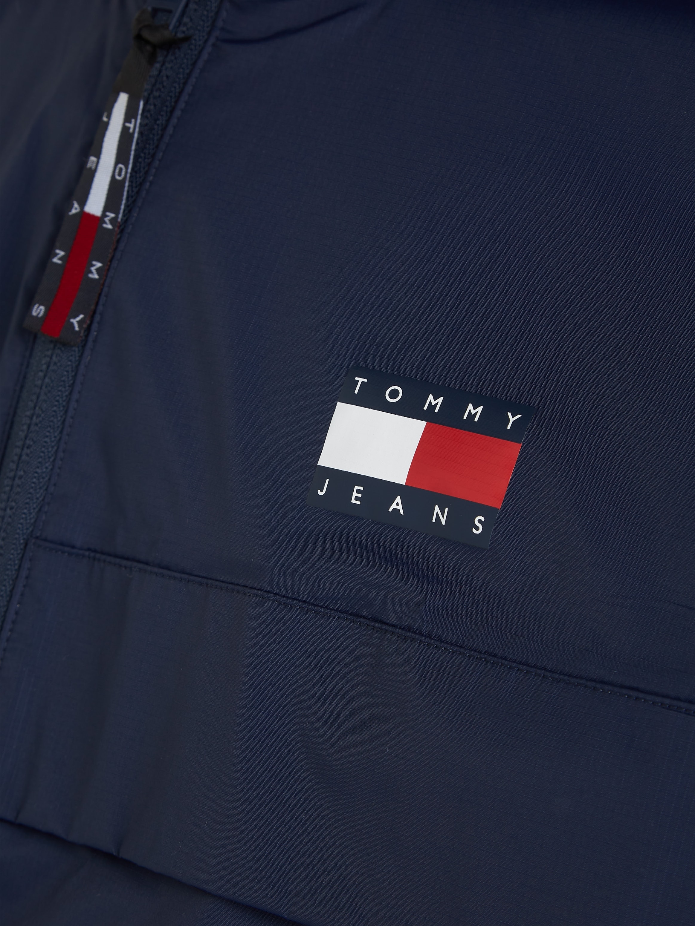 Tommy Jeans Windbreaker »TJM PCKABLE TECH CHICAGO ZIPTHRU«, mit Kapuze, mit Logo auf der Brust
